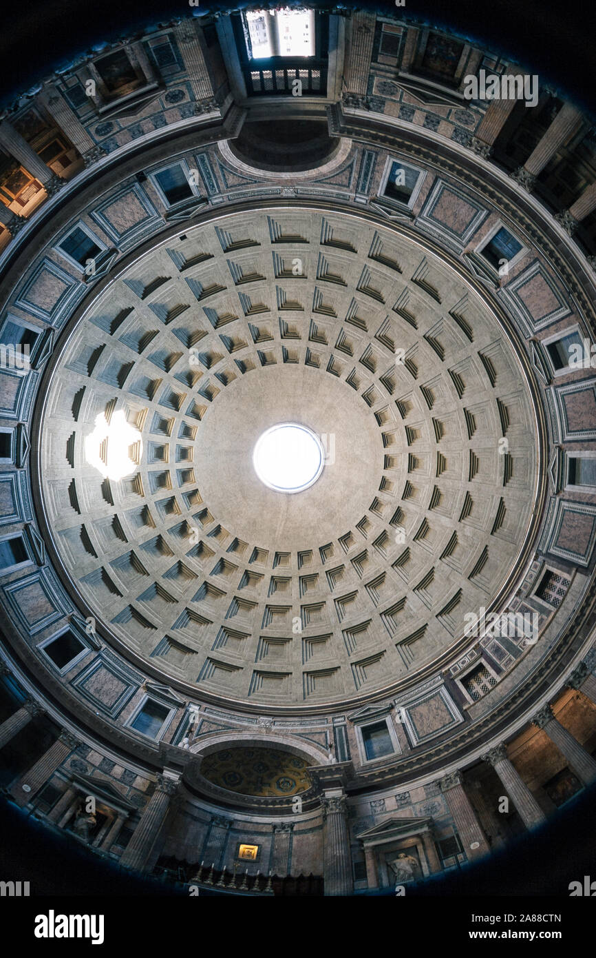 Pantheon Decke detail. Eine 180 Grad Super wide Fish-eye Blick direkt auf die Kuppel des Pantheon, Rom, Italien. Stockfoto