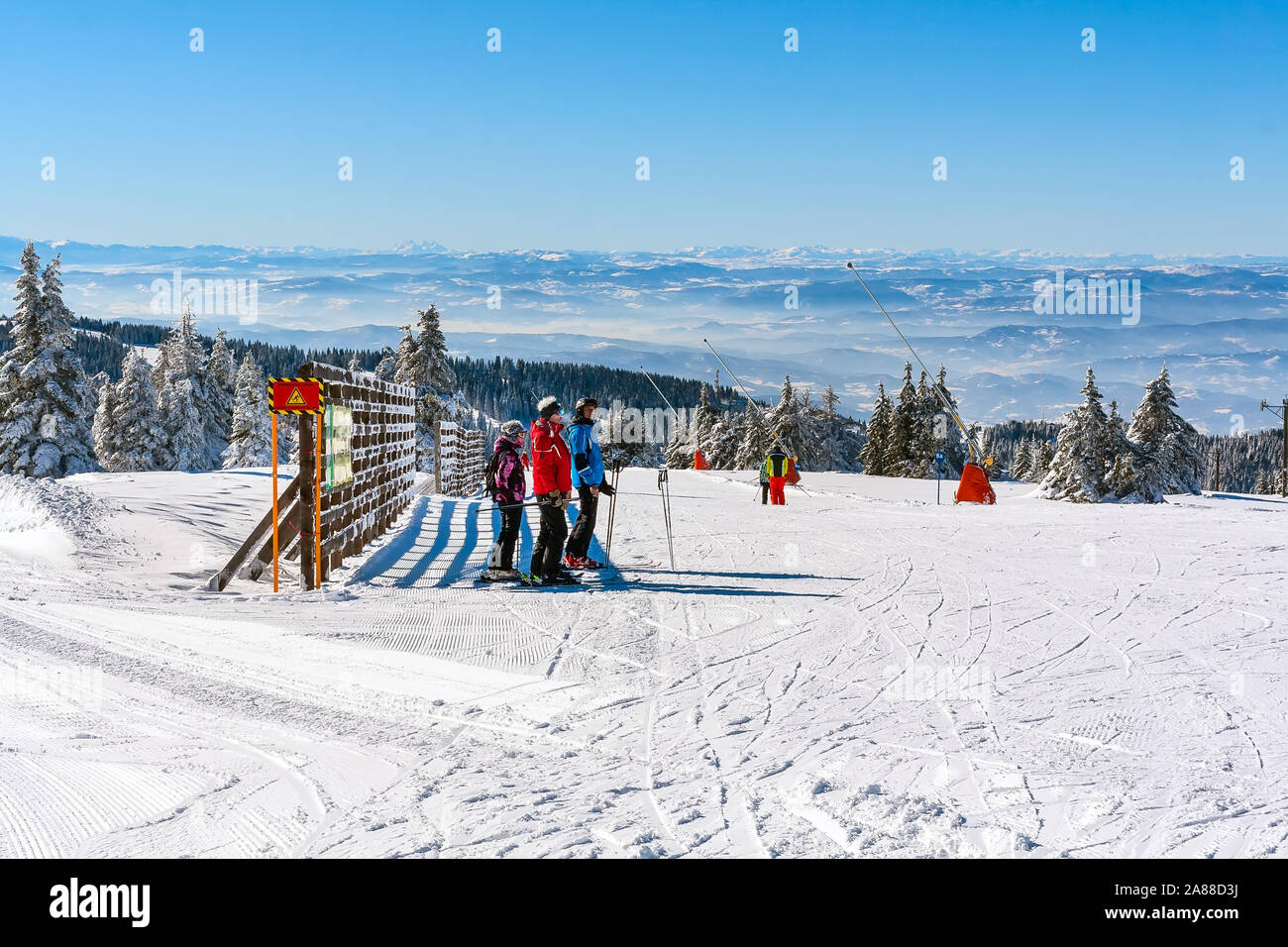 Kopaonik, Serbien - Januar 20, 2016: Ski Resort Panoramaaussicht, Skipiste, Leute unten Ski den Hügel, Berge Panorama Stockfoto