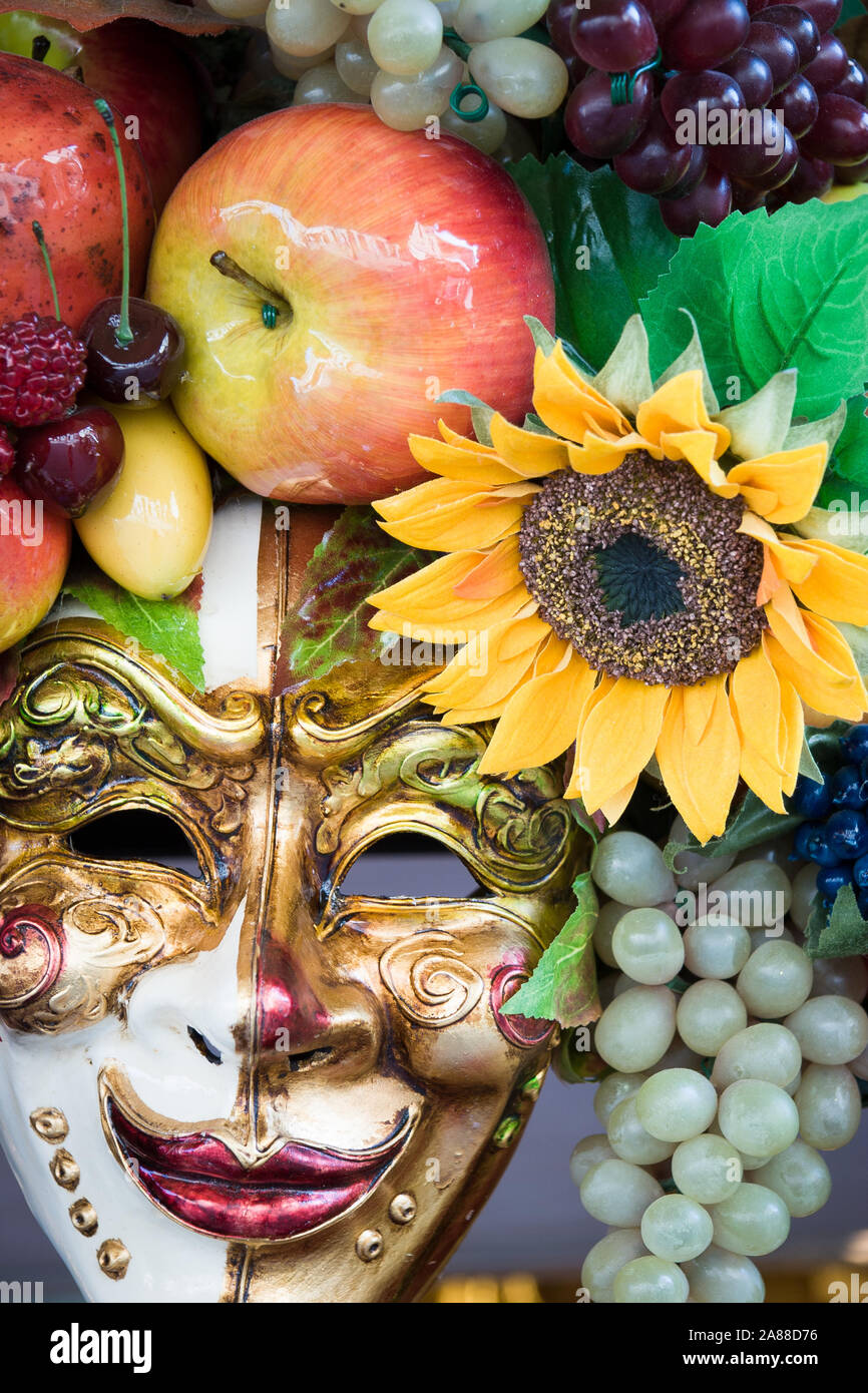 Venezianische Maske. Schließen Detail einer Obst gefüllt Maske getragen auf dem traditionellen Karneval in Venedig, Italien. Stockfoto