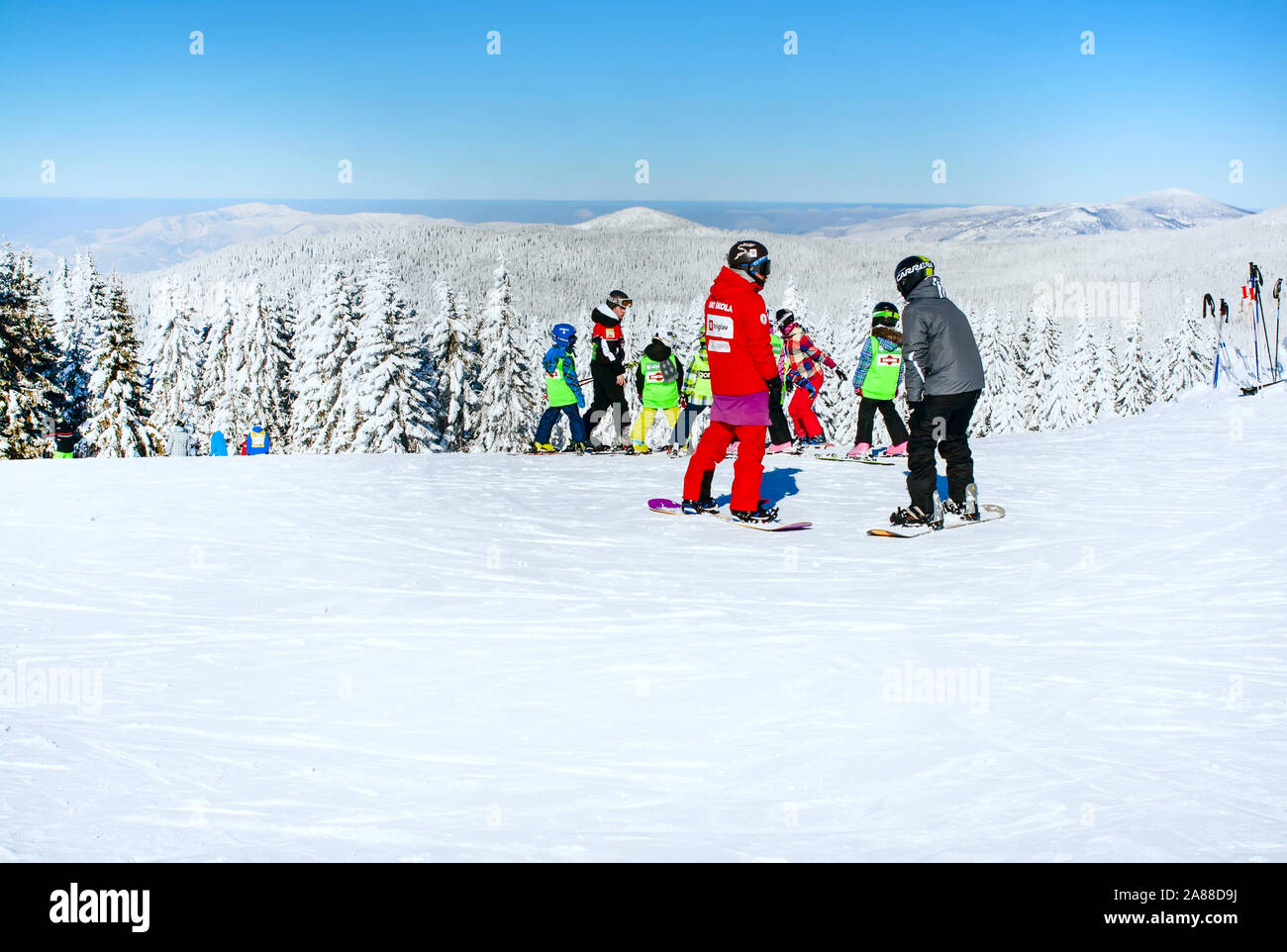 Kopaonik, Serbien - Januar 19, 2016: Skigebiet Kopaonik, Serbien, Skipiste, Skifahren und snowbarding hinunter den Hügel, Berge Stockfoto