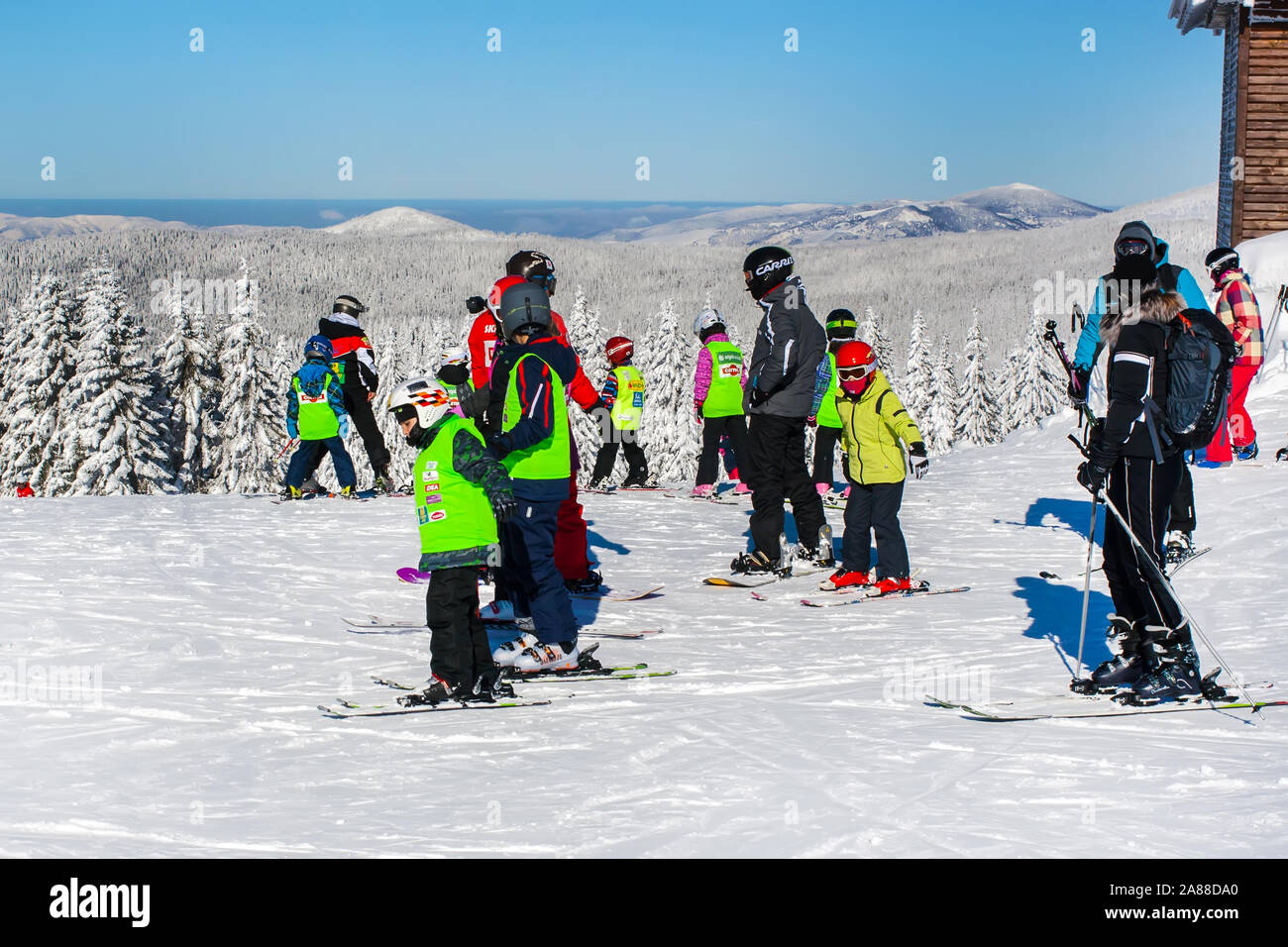 Kopaonik, Serbien - Januar 19, 2016: Skigebiet Kopaonik, Serbien, Skipiste, Leute unten Ski den Hügel, Berge Stockfoto
