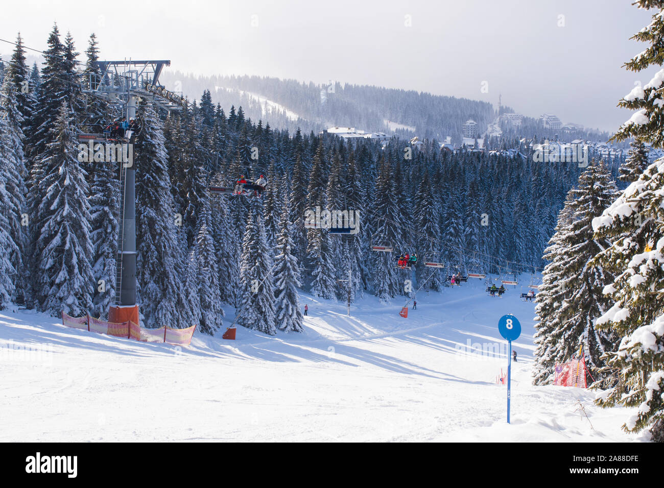 Kopaonik, Serbien - Januar 22, 2016: Skigebiet Kopaonik, Serbien, Skipiste, Menschen auf der Skilift, Berge, Häuser und Gebäude panorama Stockfoto