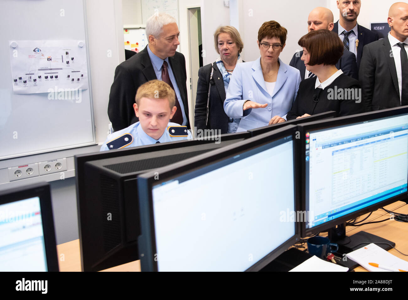 München, Deutschland. 07 Nov, 2019. Gabi Dreo Rodosek (Mitte rechts), Direktor des Forschungsinstituts für Cyber Defense (CODE), zeigt Annegret Kramp-Karrenbauer (Mitte, Links, CDU), Bundesverteidigungsminister, ein Schulungsraum an der Universität der Bundeswehr. Kramp-Karrenbauer plant, einen Nationalen Sicherheitsrat in Deutschland zu etablieren. Credit: Sven Hoppe/dpa/Alamy leben Nachrichten Stockfoto