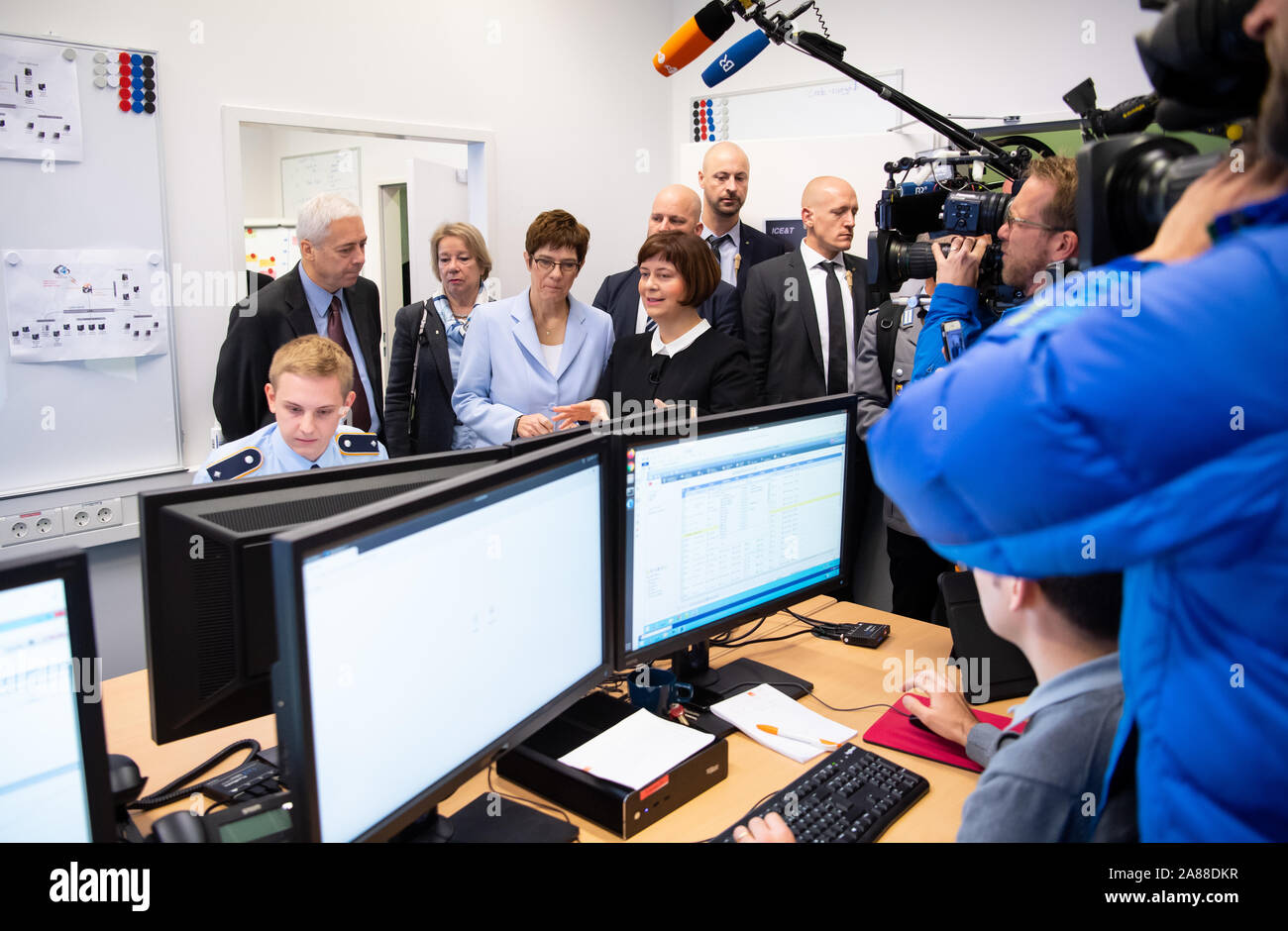 München, Deutschland. 07 Nov, 2019. Gabi Dreo Rodosek (Mitte rechts), Direktor des Forschungsinstituts für Cyber Defense (CODE), zeigt Annegret Kramp-Karrenbauer (Mitte links, CDU), Bundesminister der Verteidigung, ein Schulungsraum an der Universität der Bundeswehr. Kramp-Karrenbauer plant, einen Nationalen Sicherheitsrat in Deutschland zu etablieren. Credit: Sven Hoppe/dpa/Alamy leben Nachrichten Stockfoto