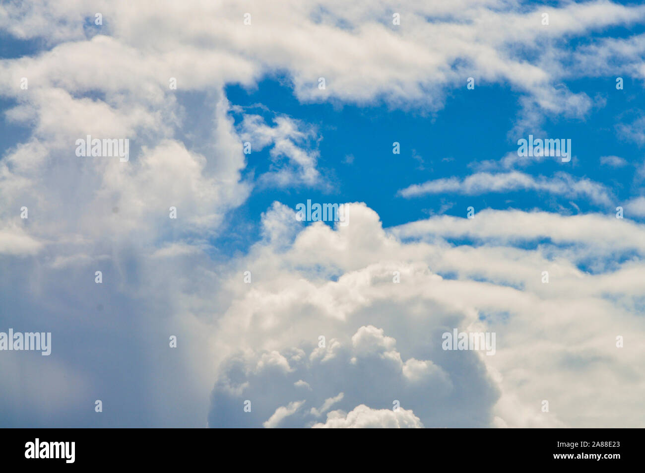 Der Himmel ist blau und Wolken sind weiß, Wunder tat Stockfoto