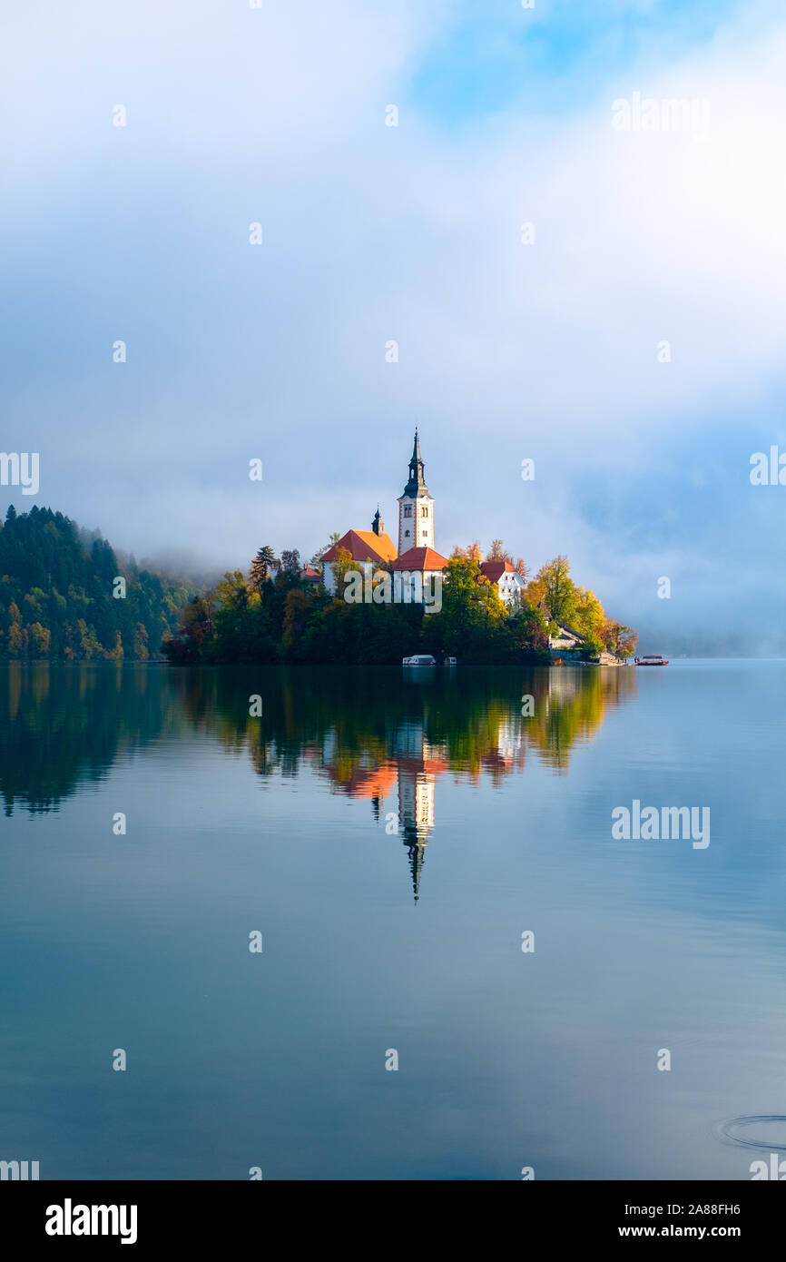 Bled mit See, Insel, Burg und Berge im Hintergrund, Slowenien, Europa Stockfoto