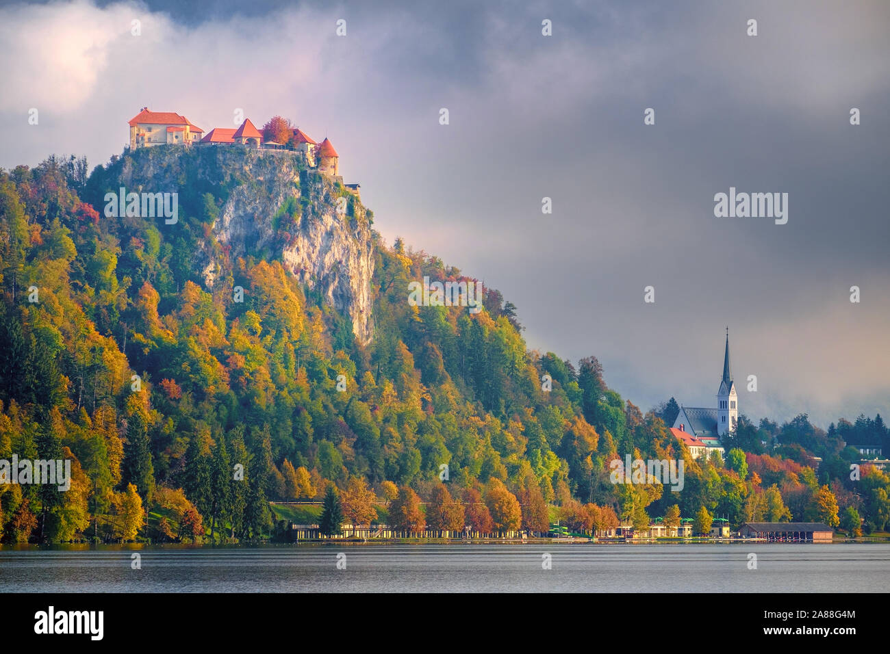 Die mittelalterliche Burg von Bled über See Bled in Slowenien. Stockfoto