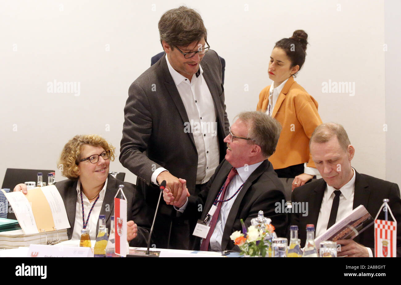 Berlin, Deutschland. 07 Nov, 2019. Daniela Brückner (L-R), Staatssekretär in Berlin, Dirk Berendt (Bündnis 90/Grüne), Senatorin für Justiz in Berlin, Stefan Ludwig (Die Linke), Minister für Justiz in Brandenburg, und Ronald Pienkny, Staatsminister in Brandenburg, Treffen zu Beginn der Herbstkonferenz der Justizminister in der Vertretung des Landes Schleswig-Holstein. Die justizminister und -senatoren der Länder treffen sich zweimal im Jahr. Quelle: Wolfgang Kumm/dpa/Alamy leben Nachrichten Stockfoto