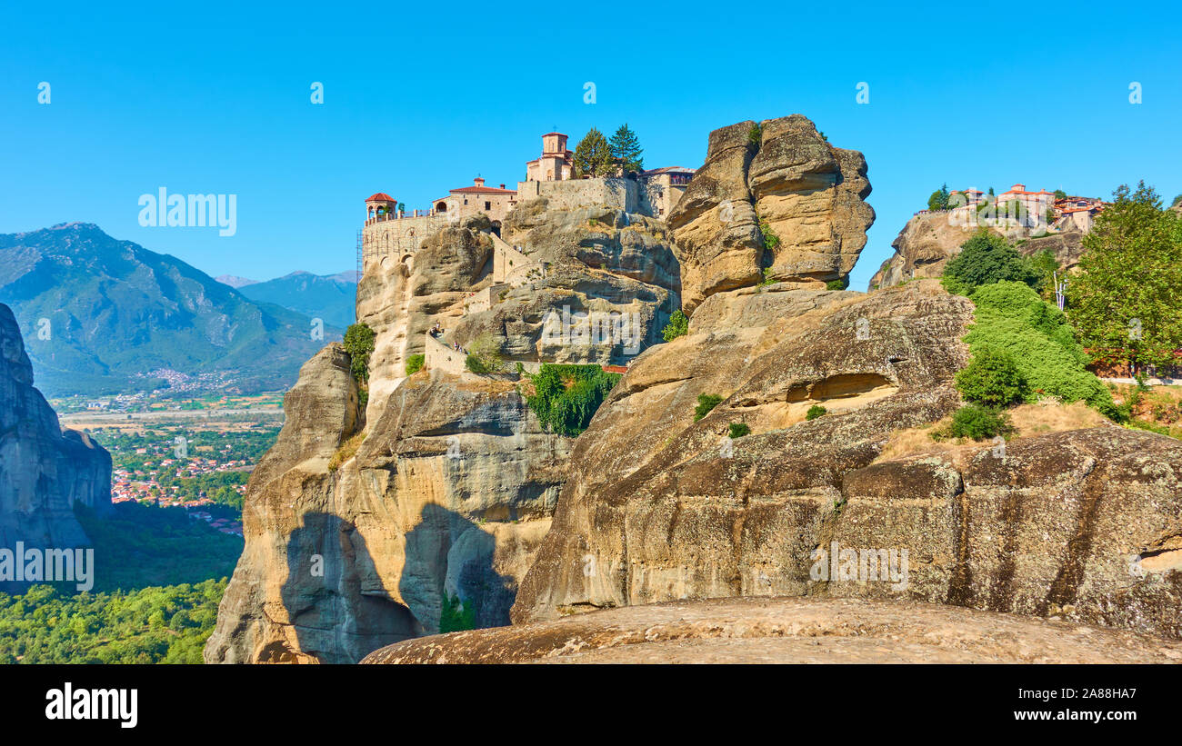 Klöster Varlaam und das große Wort meteoron auf den Klippen in Meteora, Kalambaka, Griechenland - griechische Landschaft Stockfoto
