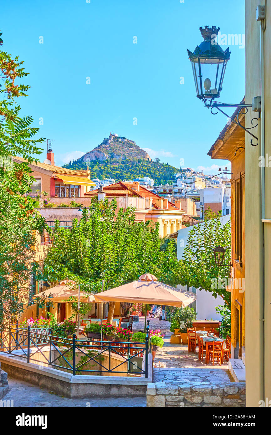 Ausblick auf die Straße im Plaka Viertel in der Altstadt von Athen, Griechenland - malerische Stadtbild mit Sicht auf die City Skyline Stockfoto