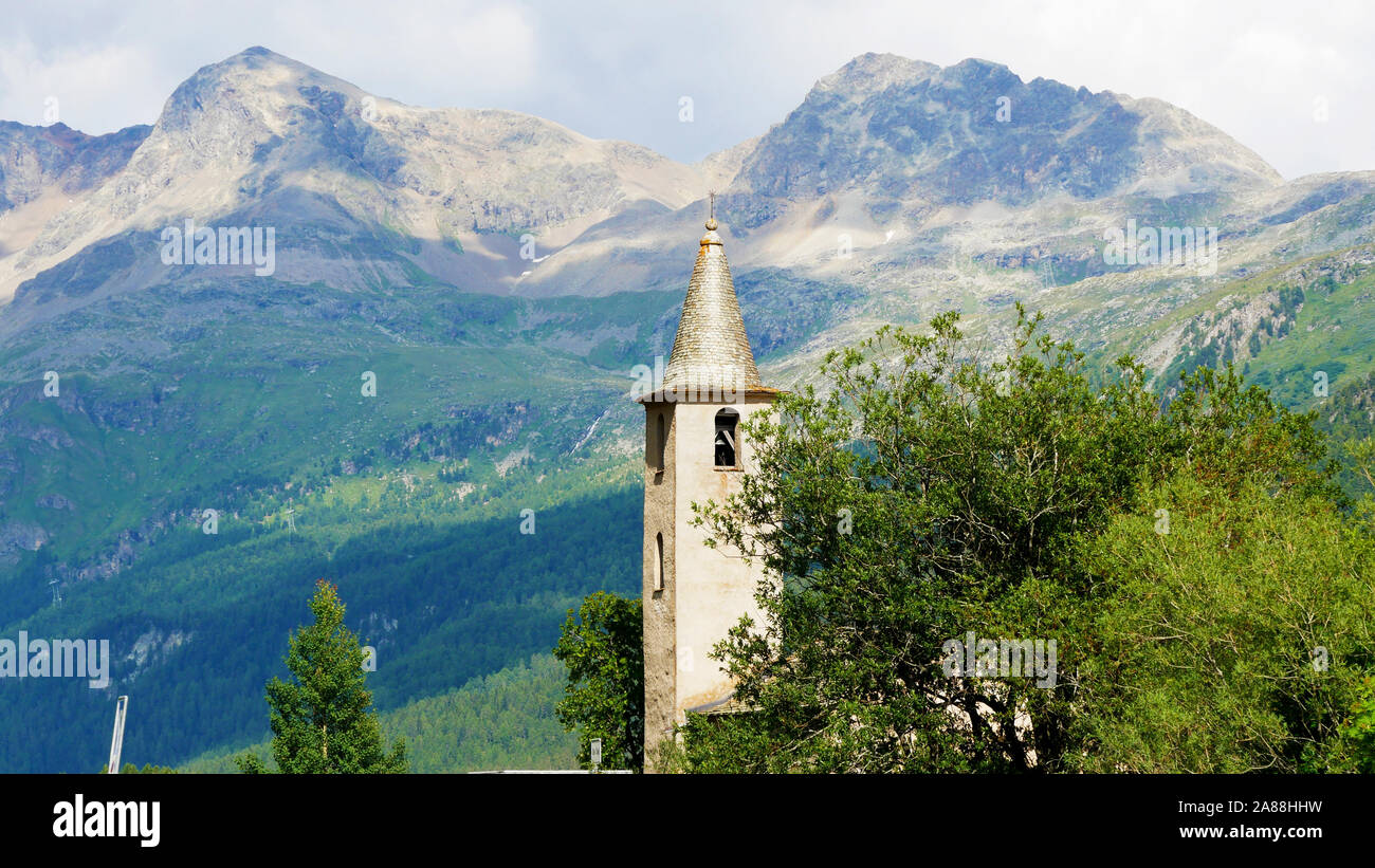 Kirchturm. Die Schweizer Alpen im Hintergrund Stockfoto