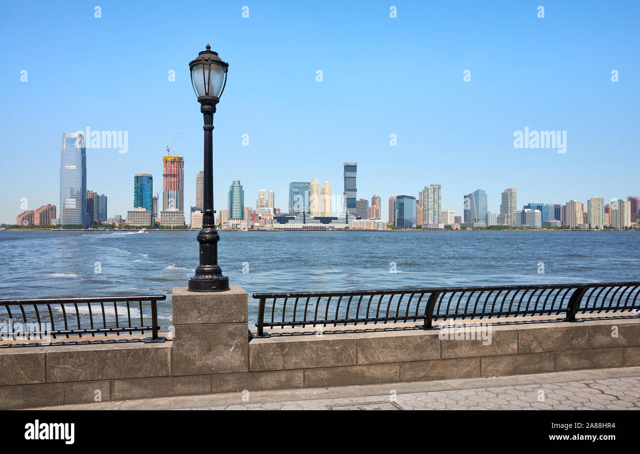 Jersey City Skyline von Downtown New York an einem sonnigen Sommertag, USA gesehen. Stockfoto