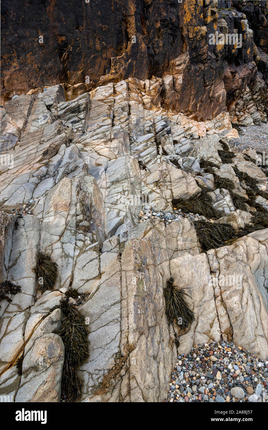 Natürliche Zusammenfassung von Felsen auf Criccieth Strand im Norden von Wales. Stockfoto