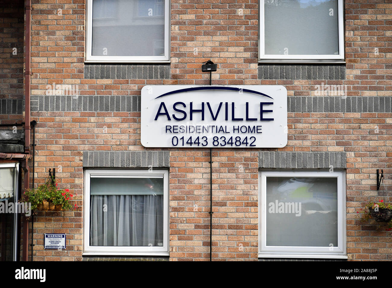 Signage außerhalb Ashville Pflegeheim in Brithdir, South Wales, das ist einer von zwei Heime, in denen Gwent Polizei, sind Behauptungen, dass einige Mitarbeiter sind Opfer der modernen Sklaverei. Stockfoto