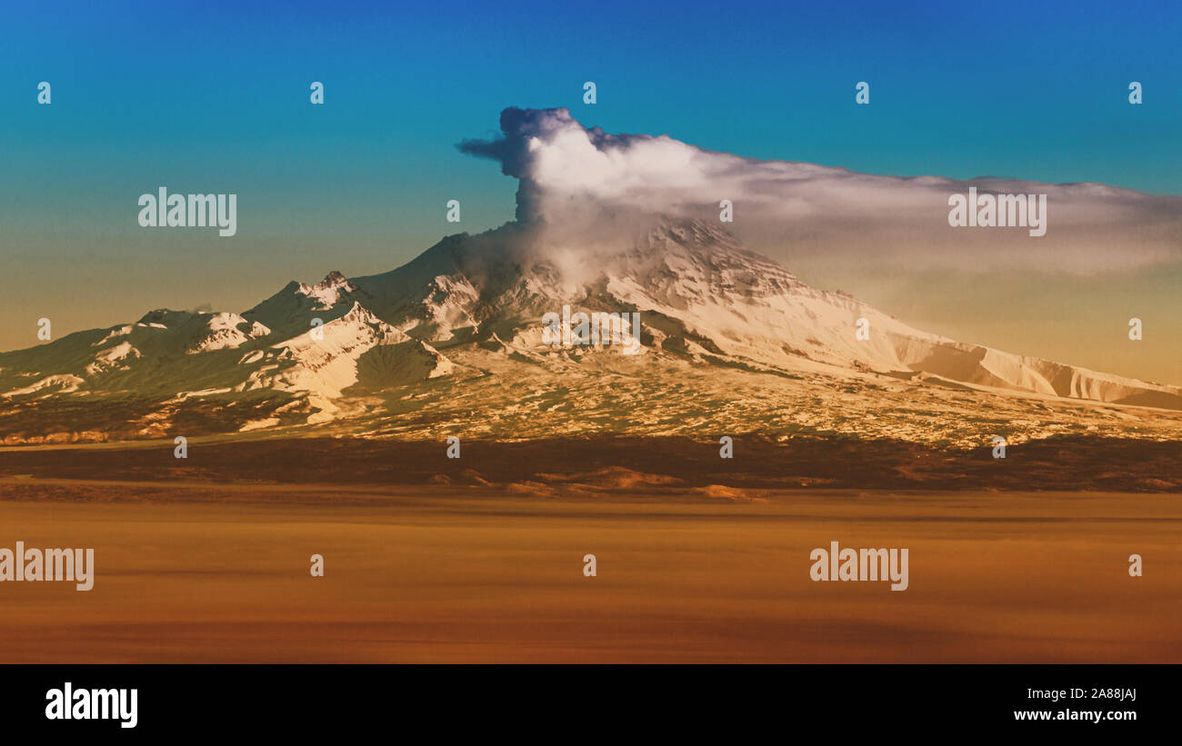 Winter vulkanische Landschaft bei Sonnenaufgang, Eruption Krater aktive Vulkan auf Kamtschatka. Wirkung der alten Film, Vintage sofortige Farbe Photo Effect Stockfoto
