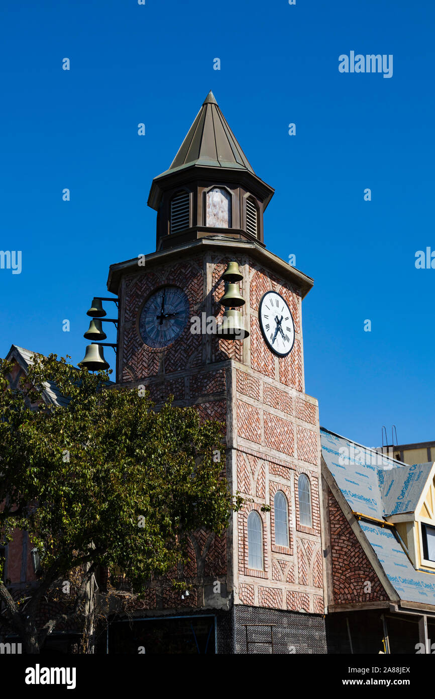 Replik der Kopenhagener Rathaus Clock Tower, die dänische Regelung von Solvang, Santa Barbara County, Kalifornien, Vereinigte Staaten von Amerika. Stockfoto