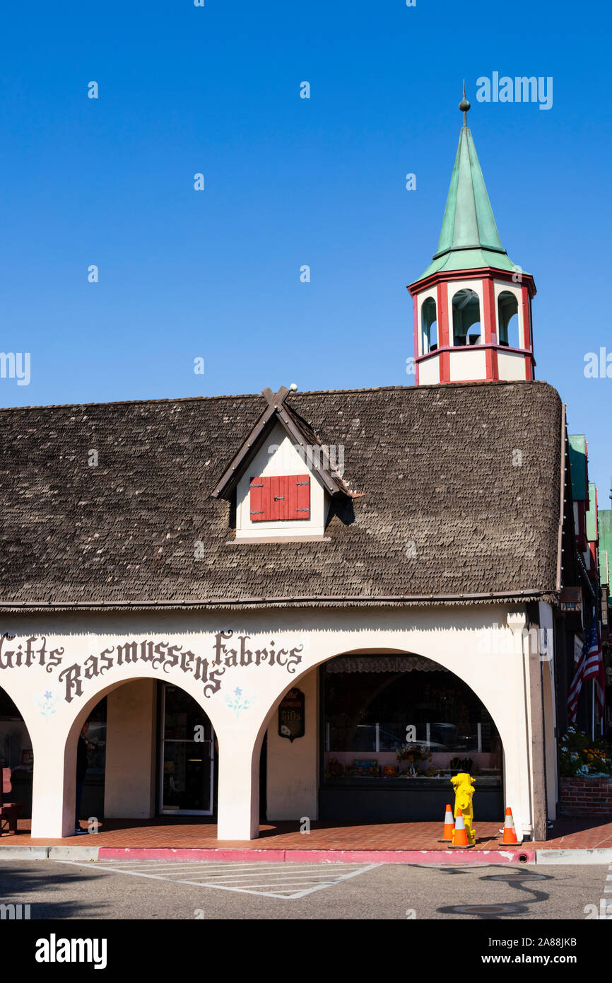 Dänische styled Rasmussens Stoff und Geschenke Shop, die dänische Regelung von Solvang, Santa Barbara County, Kalifornien, Vereinigte Staaten von Amerika. Stockfoto