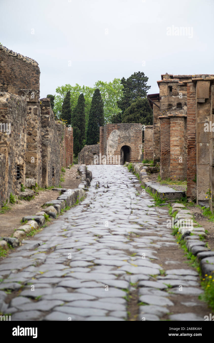 Pompei. Italien. Archäologische Stätte von Pompeji. Porta Ercolano (Herculaneum Tor) und der Via Consolare. Stockfoto