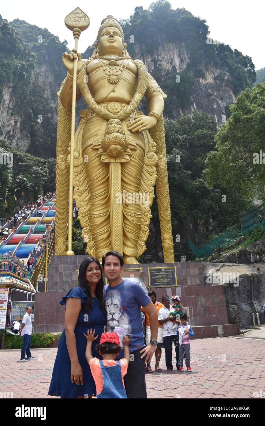 Asiatische paar Posieren vor der goldenen Farbe riesige Statue von Stockfoto