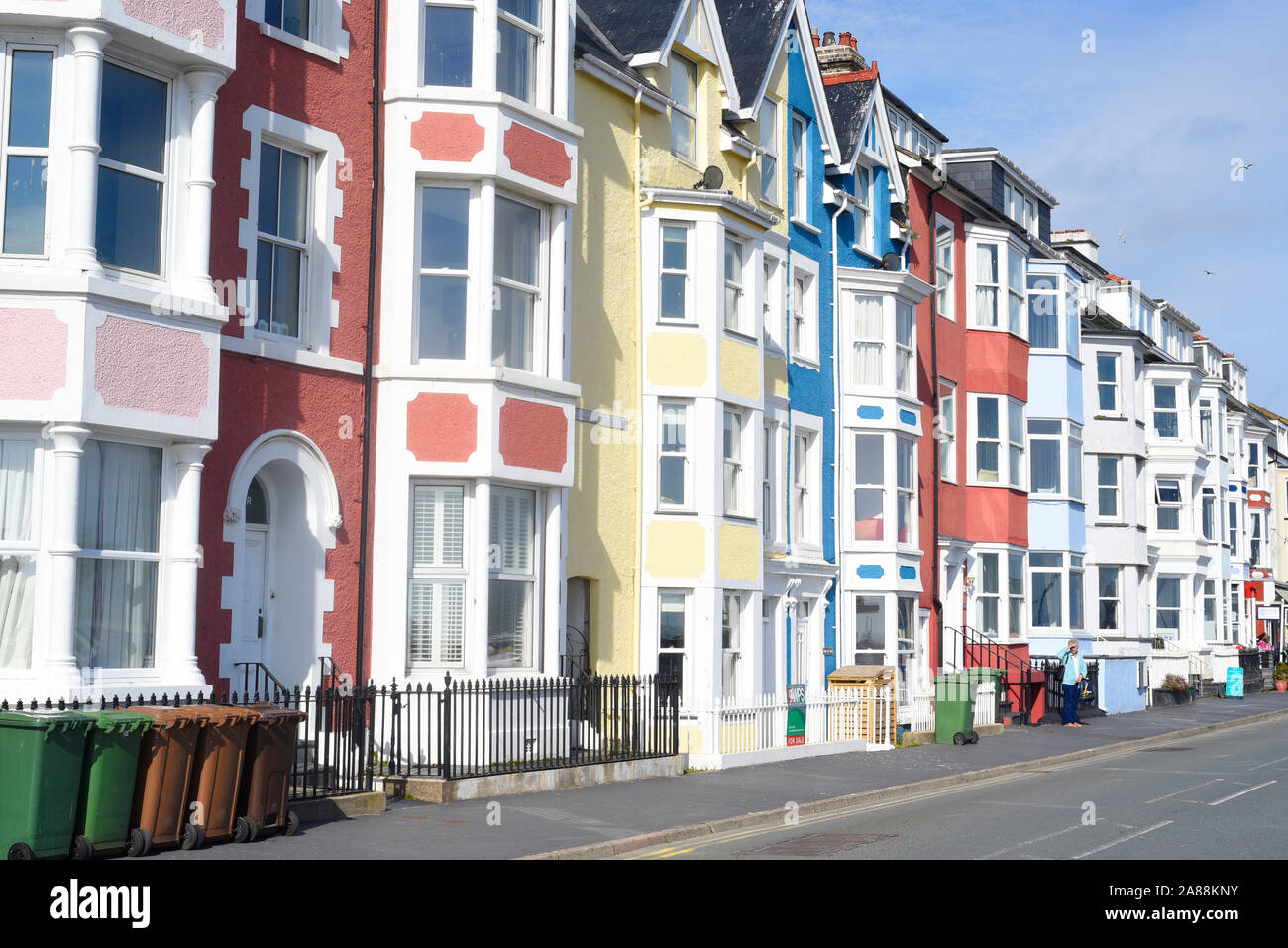 Der walisischen Küstenstadt Aberdovey (aberdyfi), Gwynedd, West Wales, UK. Reihe von stadthäusern an der Küste. Stockfoto