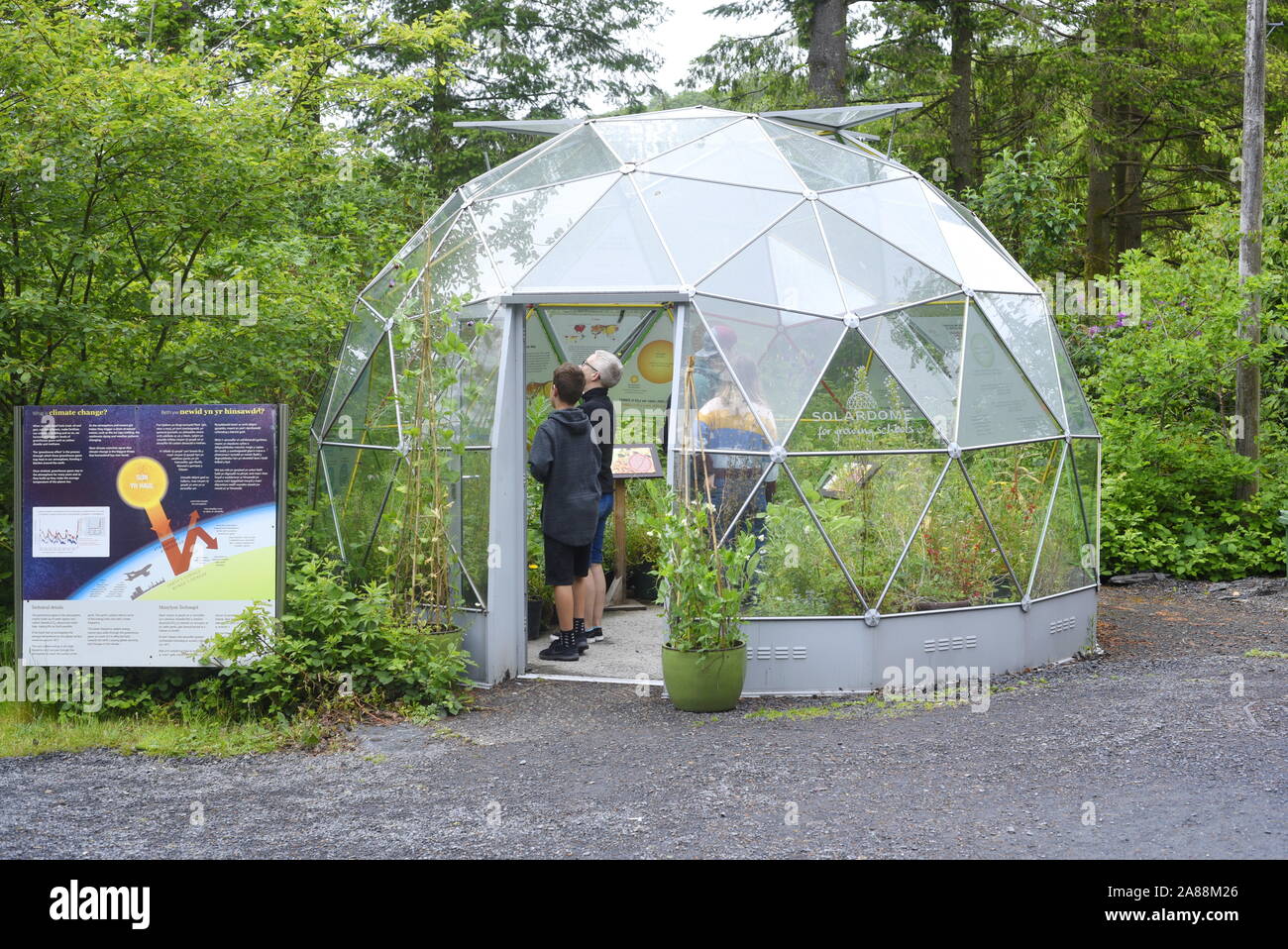 Solar dome Gewächshaus am Zentrum für Alternative Technologie in Pantperthog, Wales, Großbritannien Stockfoto