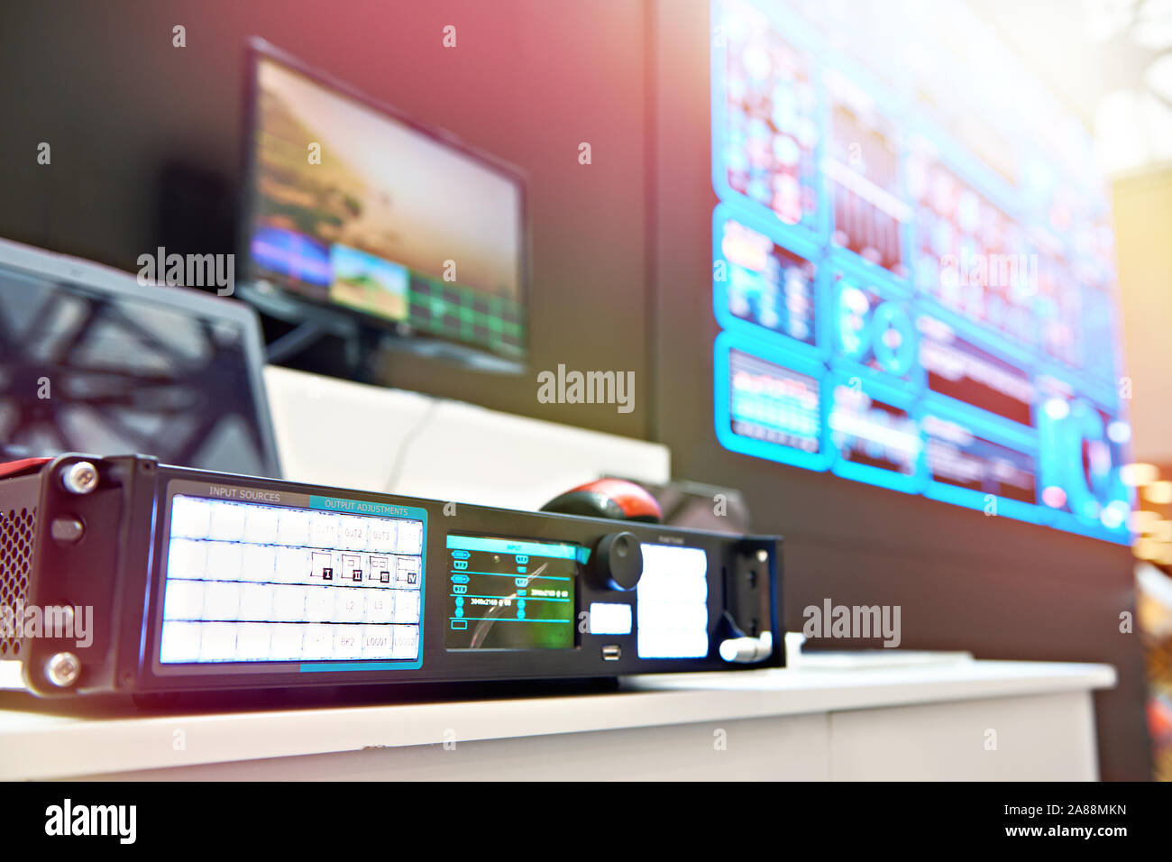 LED-Display Controller auf Stativ Ausstellung Stockfoto