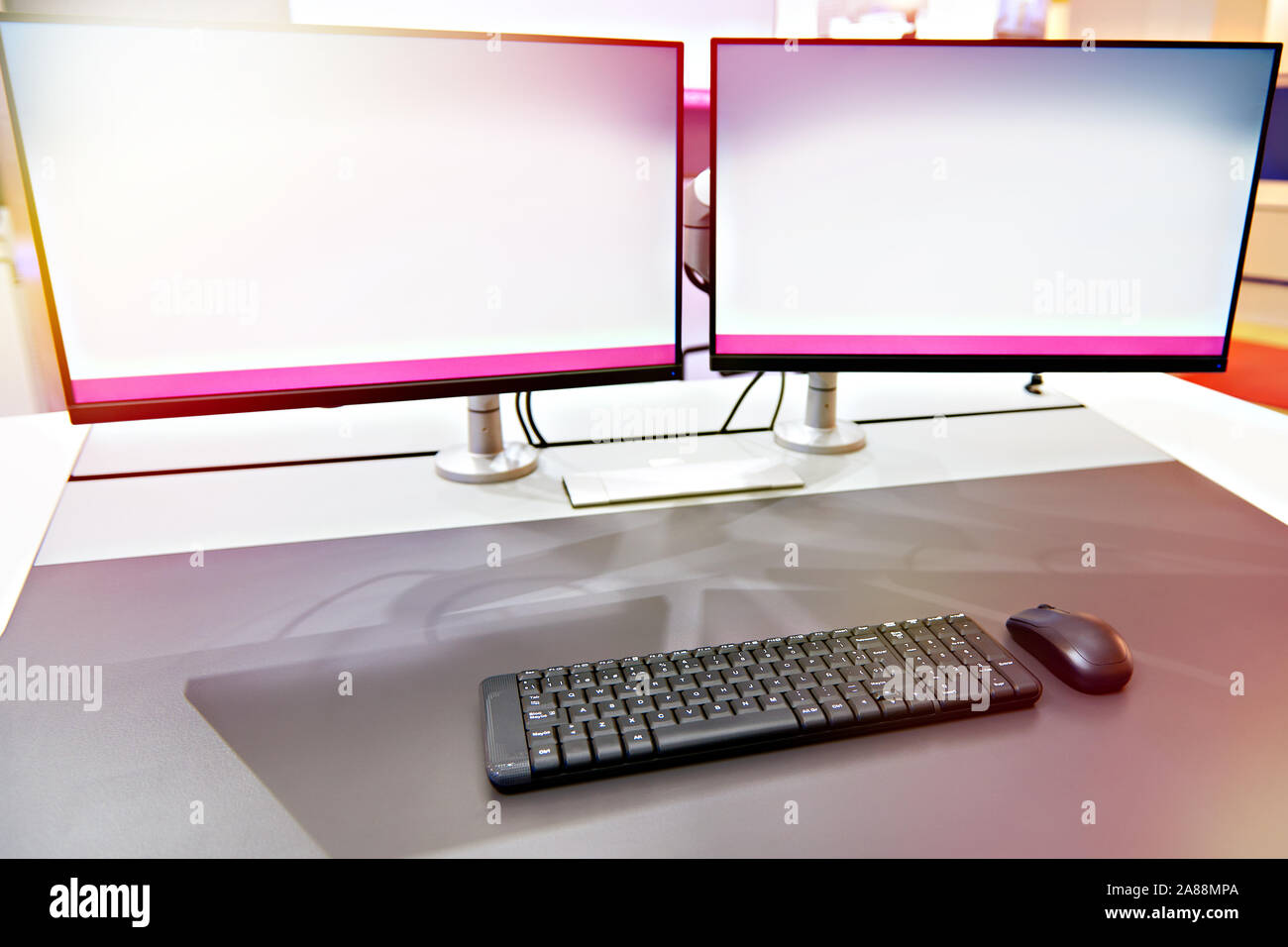 Ergonomischer Arbeitsplatz mit Tastatur und Monitor Konzept Stockfoto