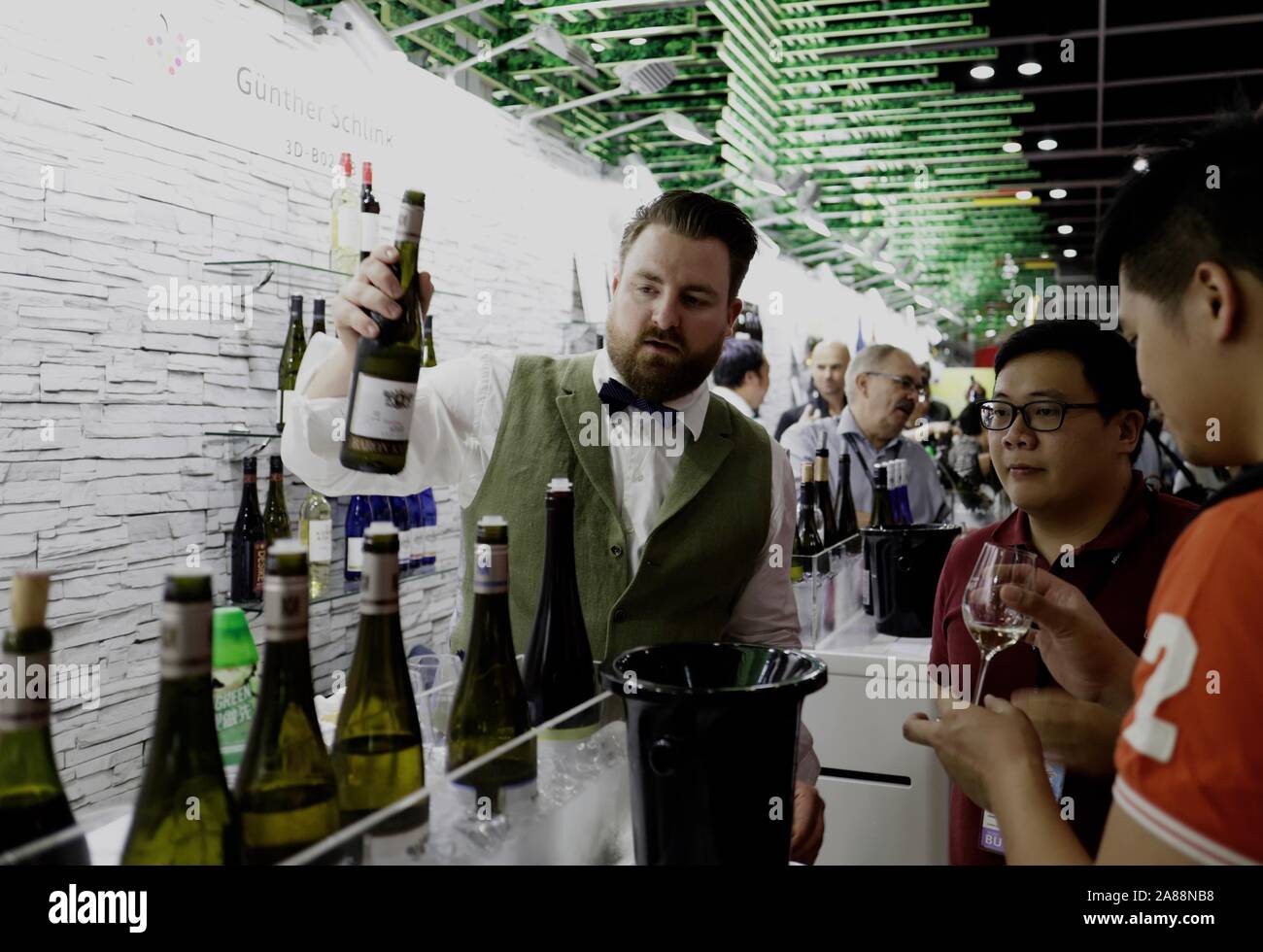 Hongkong, China. 7 Nov, 2019. Ein Promotor aus dem Deutschland Weingut weiterempfehlen Flasche deutschen Wein zu den chinesischen Kunden. Mehr als 1.000 internationalen und lokalen Ausstellern in der jährlichen Hong Kong International Wine & Spirits Fair im Convention Center. Die Nachfrage nahmen an der Weine stark im asiatischen Markt bleiben erreichen laut Statistik insgesamt Verkauf von US $ 54,9 Mrd. im Jahr 2018 um 8 % pro Jahr in den letzten fünf Jahren gegangen. Nov-7, 2019 Hong Kong. ZUMA/Liau Chung-ren Credit: Liau Chung-ren/ZUMA Draht/Alamy leben Nachrichten Stockfoto