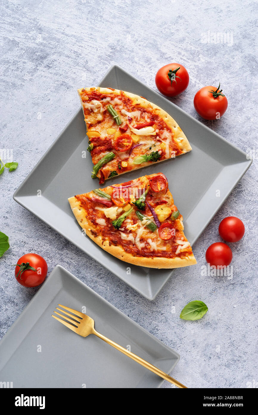 Zwei vegetarische Pizza auf hellblauem Hintergrund Stockfoto