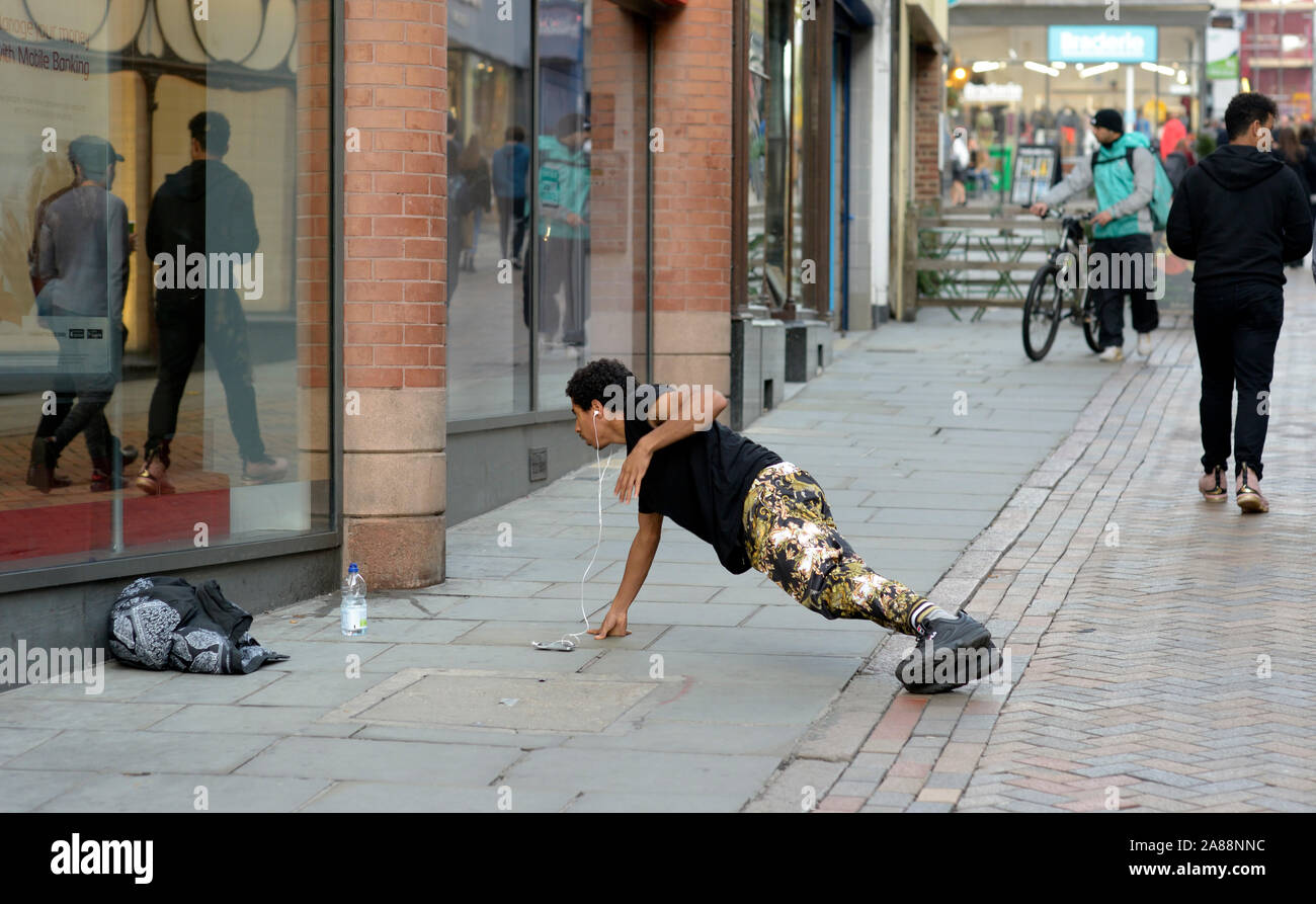 Jungen gemischten Rennen Junge, Übungen in der Straße. Stockfoto