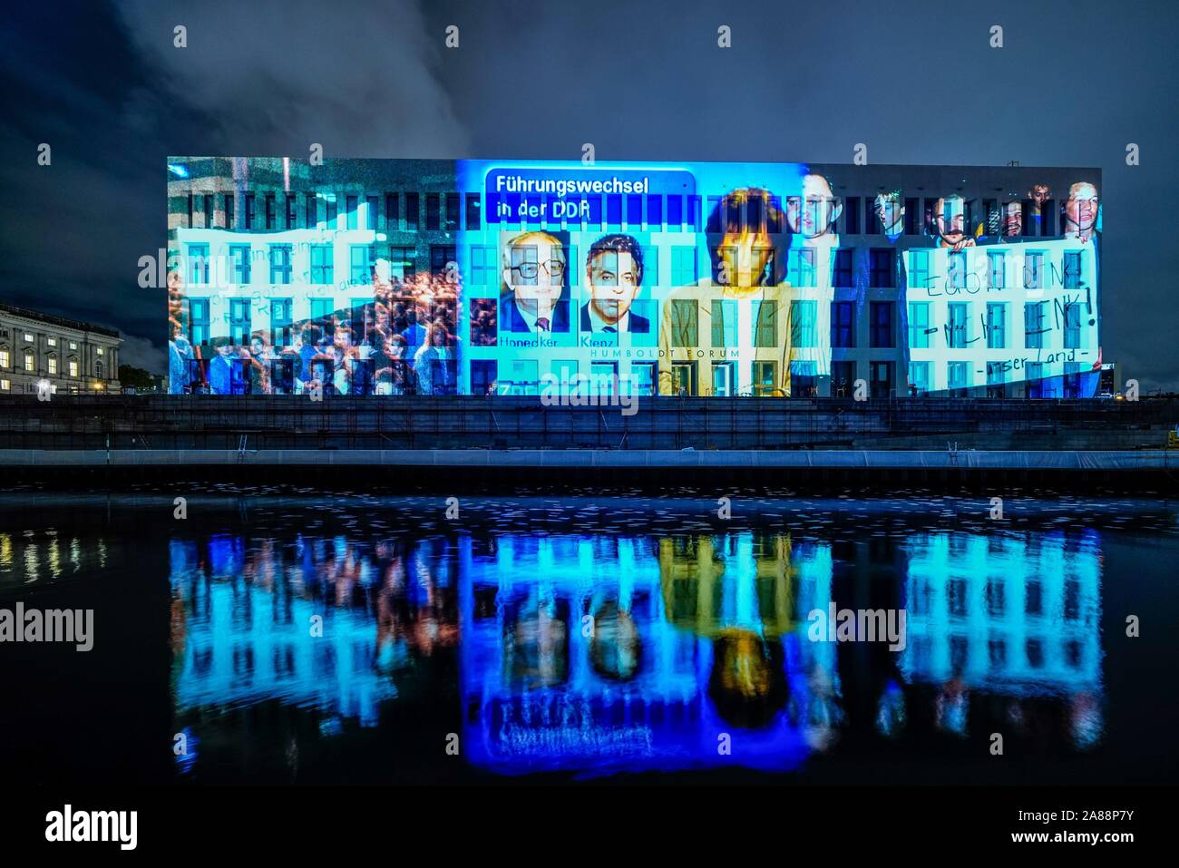 06.11.2019, das Humboldt-forum, als Teil der neu entstehenden Berliner Schloss mit einer 3D-Projektion im Rahmen des Jubiläums 30 Jahre Friedliche Revolution - Fall der Berliner Mauer. Die Projektionen werden in das Wasser der Spree spiegelte. Die Großformatige Videoprojektionen, hier Fernsehen Ausschnitte aus der Wendezeit, wurde von der Firma Urbanscreen aus Bremen realisiert. | Verwendung weltweit Stockfoto