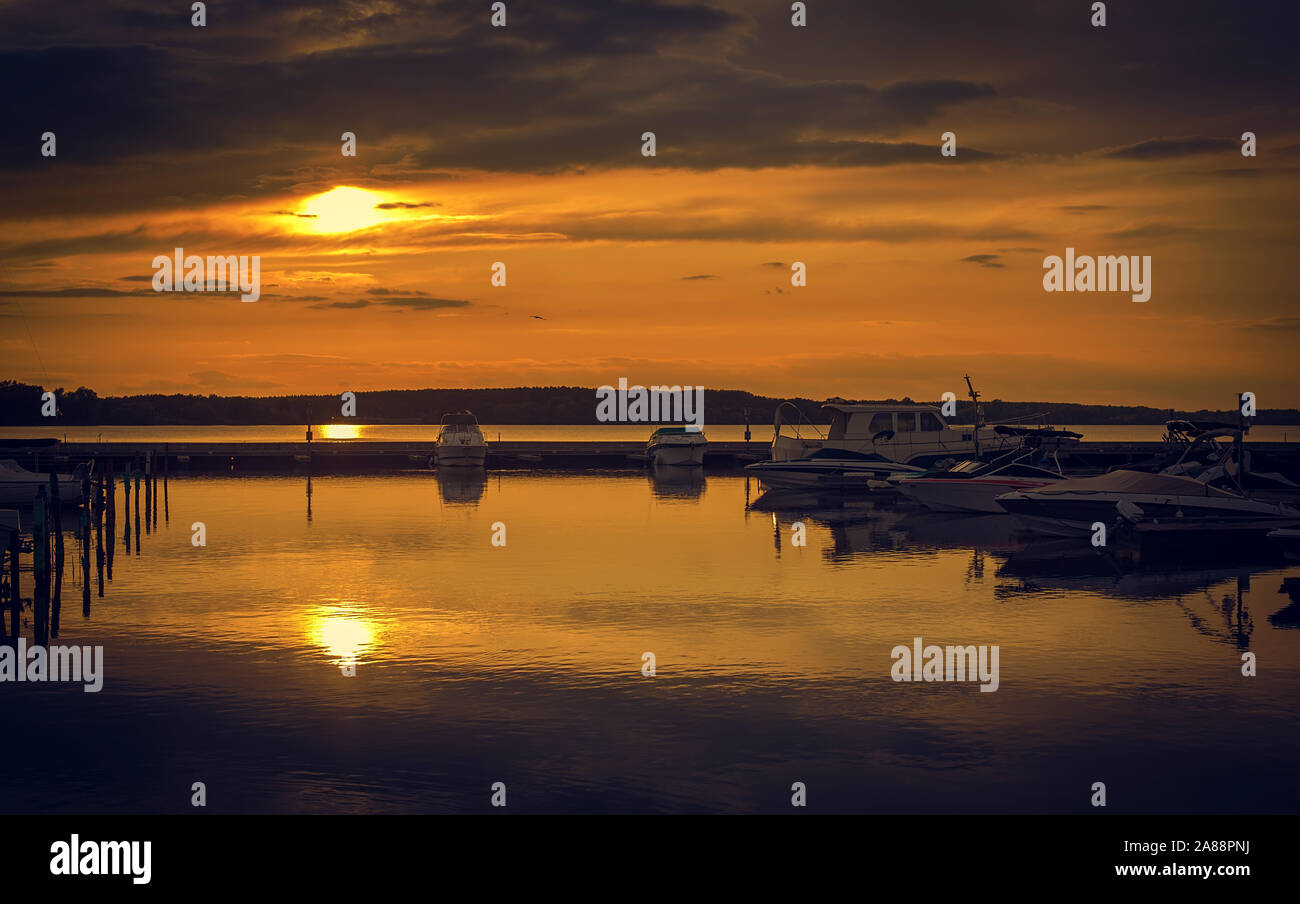 Yachten Parkplatz im Hafen bei Sonnenuntergang Stockfoto