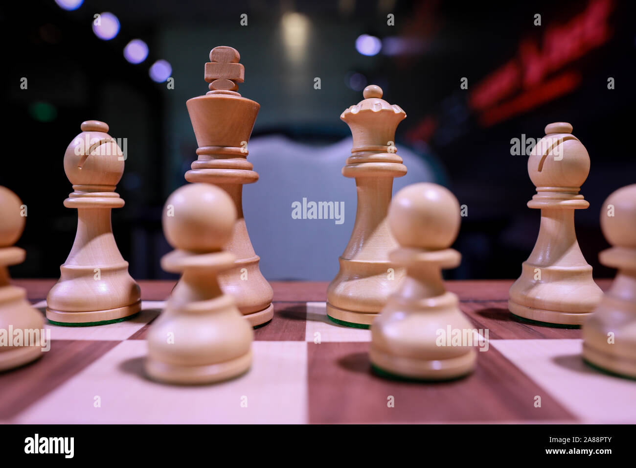 Flache Tiefenschärfe (selektive Fokus) Bild mit Holz- Schachfiguren auf einem holztisch vor einem professionellen Wettbewerb. Stockfoto