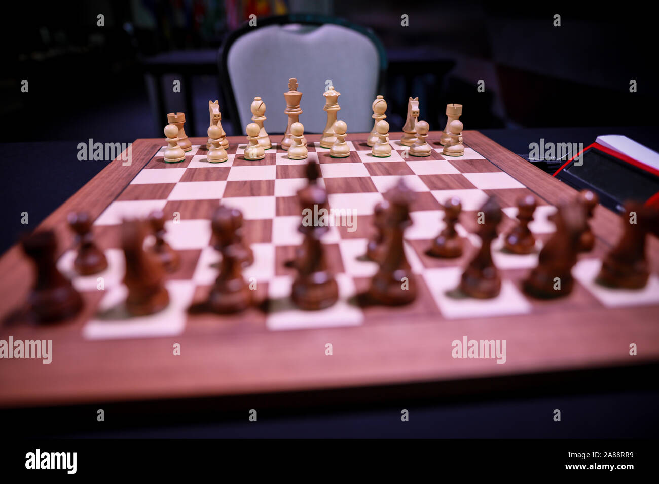 Flache Tiefenschärfe (selektive Fokus) Bild mit Holz- Schachfiguren auf einem holztisch vor einem professionellen Wettbewerb. Stockfoto