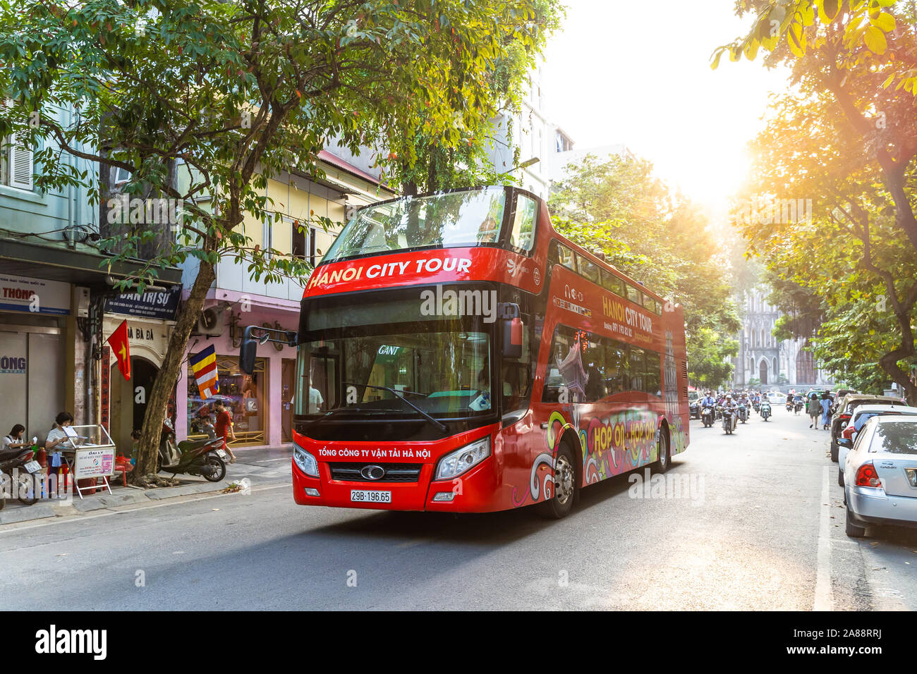 Blick auf die Straße mit roten Stadt tour bus in Hanoi, Hauptstadt von Vietnam Stockfoto