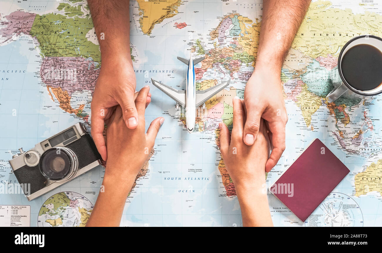 Blick von oben auf die paar planen ihren Urlaub mit Weltkarte - Liebhaber immer bereit für die nächste World tour Stockfoto Blick von oben auf die paar planen ihren Urlaub mit Weltkarte - Liebhaber immer bereit für die nächste World tour Stockfoto