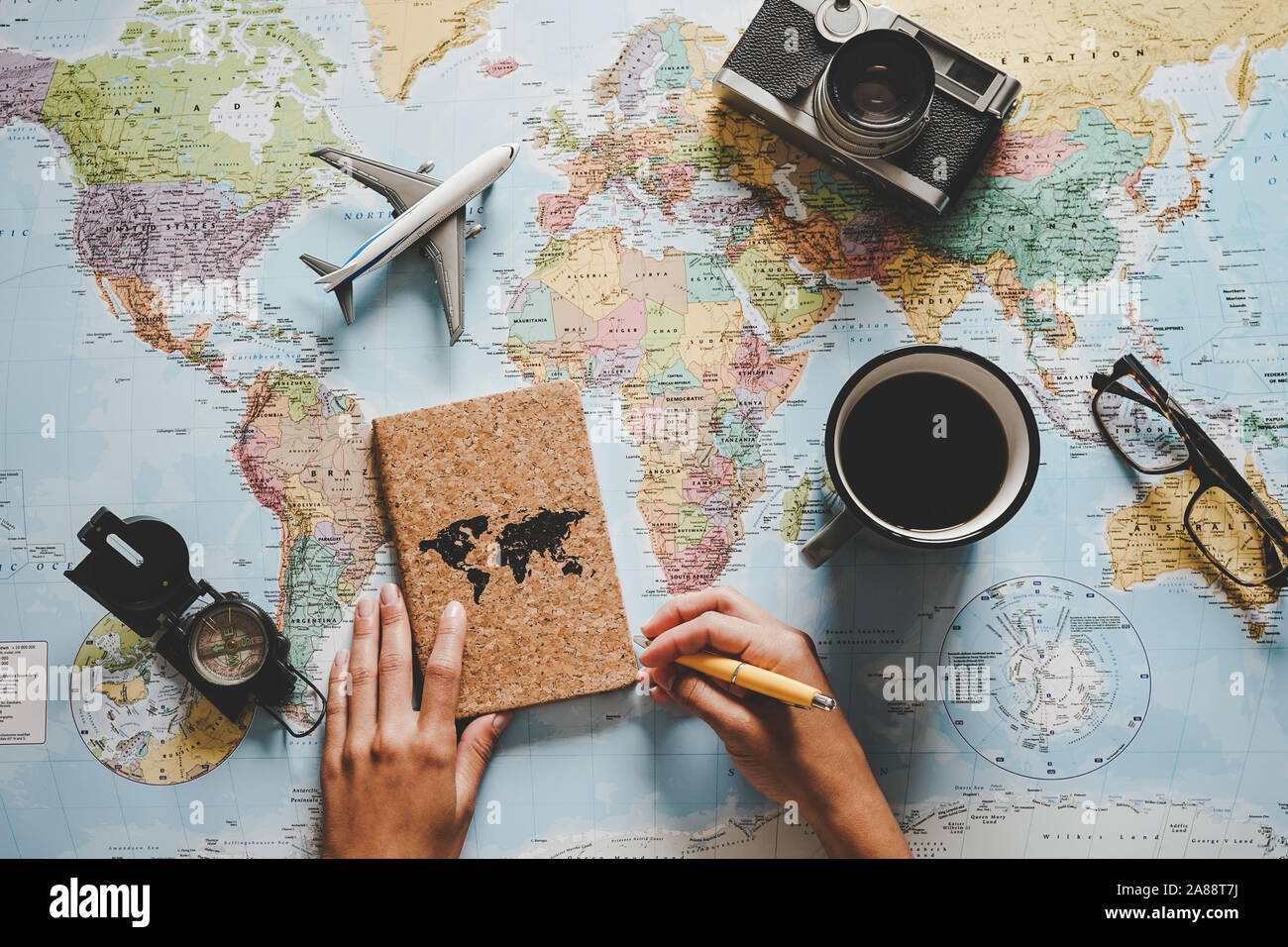 Blick von oben auf die junge Frau mit Weltkarte ihren Urlaub planen - Reisen Einflussnehmer auf der Suche nach dem nächsten Reiseziel. Stockfoto Blick von oben auf die junge Frau mit Weltkarte ihren Urlaub planen - Reisen Einflussnehmer auf der Suche nach dem nächsten Reiseziel. Stockfoto