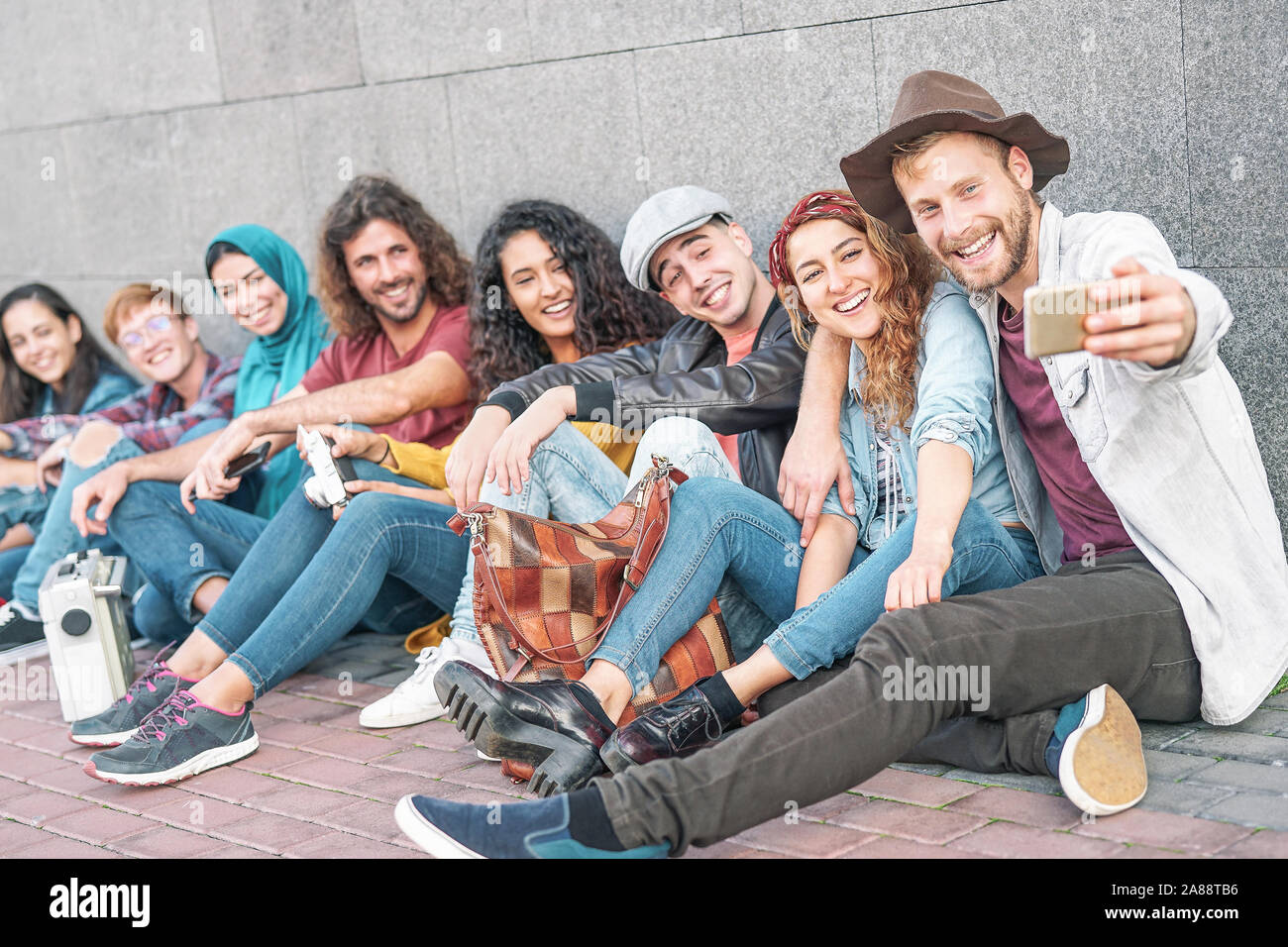 Gerne diverse Freunde unter selfie mit mobilen Smart Phone Kamera-Tausendjährigen Jugendlichen Spaß Fotos machen für neue soziale Netzwerk trends Stockfoto