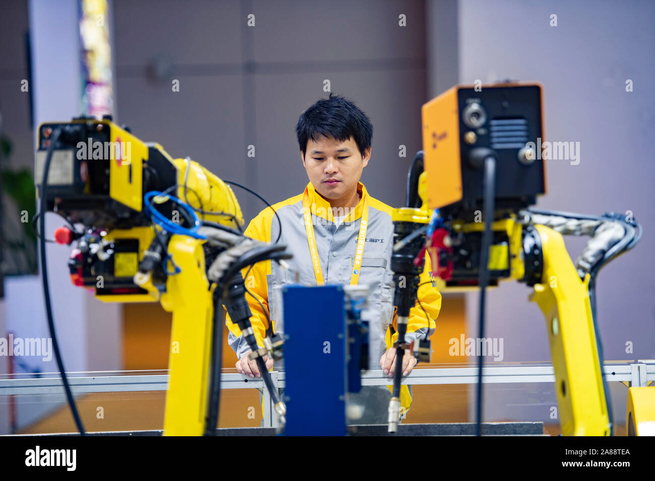 (191107) - SHANGHAI, November 7, 2019 (Xinhua) - Ein Mitarbeiter überprüft ein Spot Welding Roboter am Stand der Hugong International bei der Ausrüstung Ausstellungsfläche während des zweiten China International Import Expo (CIIE) in Shanghai, China, November 5, 2019. (Xinhua / Purbu Zhaxi) Stockfoto