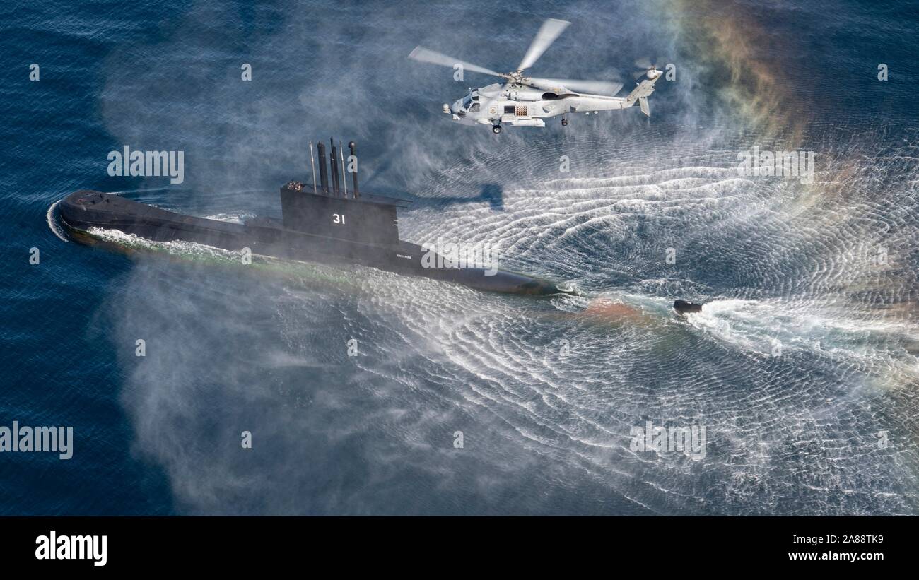 Ein U.S. Navy MH-60R Sea Hawk Hubschrauber Hubschrauber Maritime Strike Squadron 35 führt eine hoist Übung mit der Peruanische Marine u-boot BAP Angamos im Pazifischen Ozean November 1, 2019 in der Nähe der Insel San Clemente, Kalifornien. Stockfoto