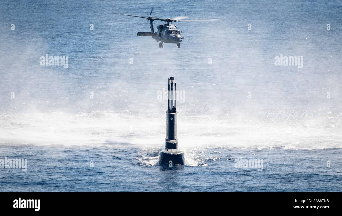 Ein U.S. Navy MH-60R Sea Hawk Hubschrauber Hubschrauber Maritime Strike Squadron 35 führt eine hoist Übung mit der Peruanische Marine u-boot BAP Angamos im Pazifischen Ozean November 1, 2019 in der Nähe der Insel San Clemente, Kalifornien. Stockfoto