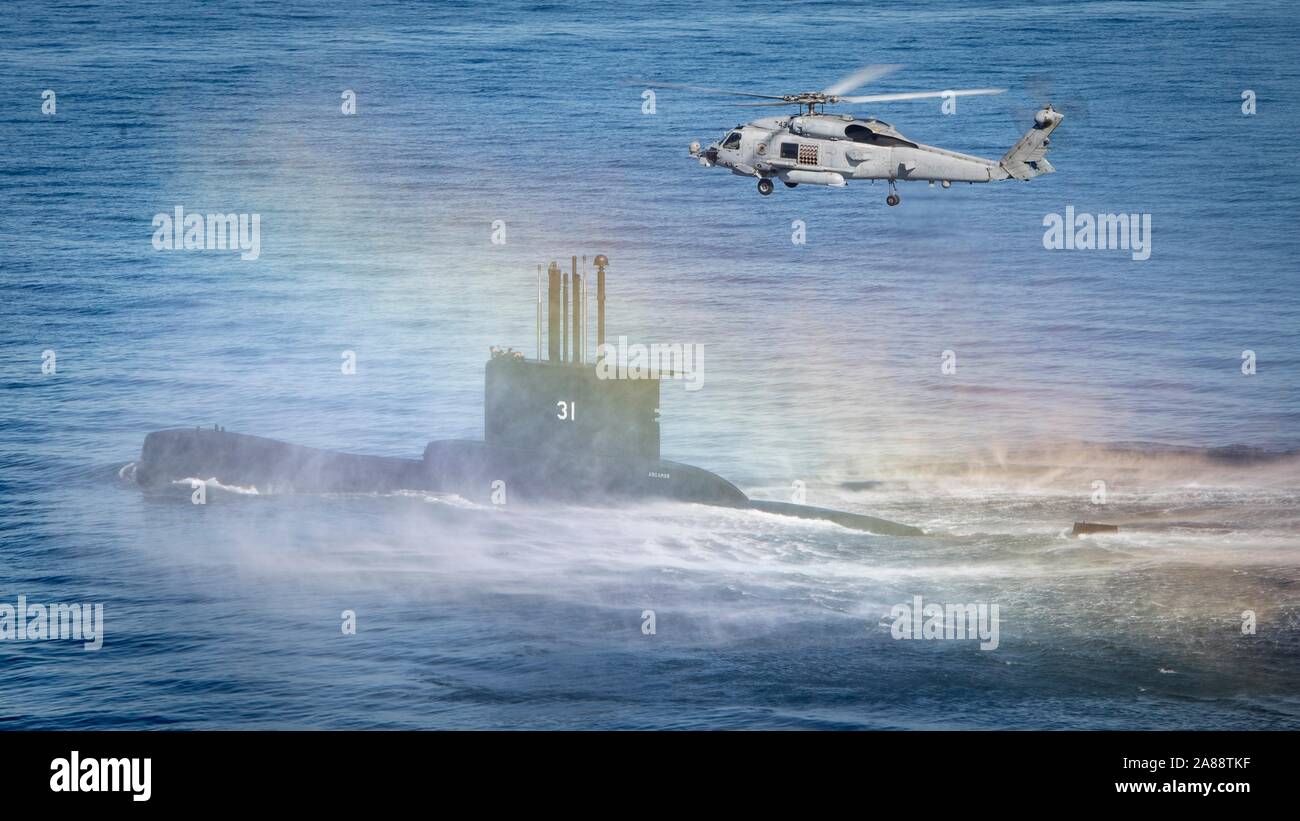 Ein U.S. Navy MH-60R Sea Hawk Hubschrauber Hubschrauber Maritime Strike Squadron 35 führt eine hoist Übung mit der Peruanische Marine u-boot BAP Angamos im Pazifischen Ozean November 1, 2019 in der Nähe der Insel San Clemente, Kalifornien. Stockfoto