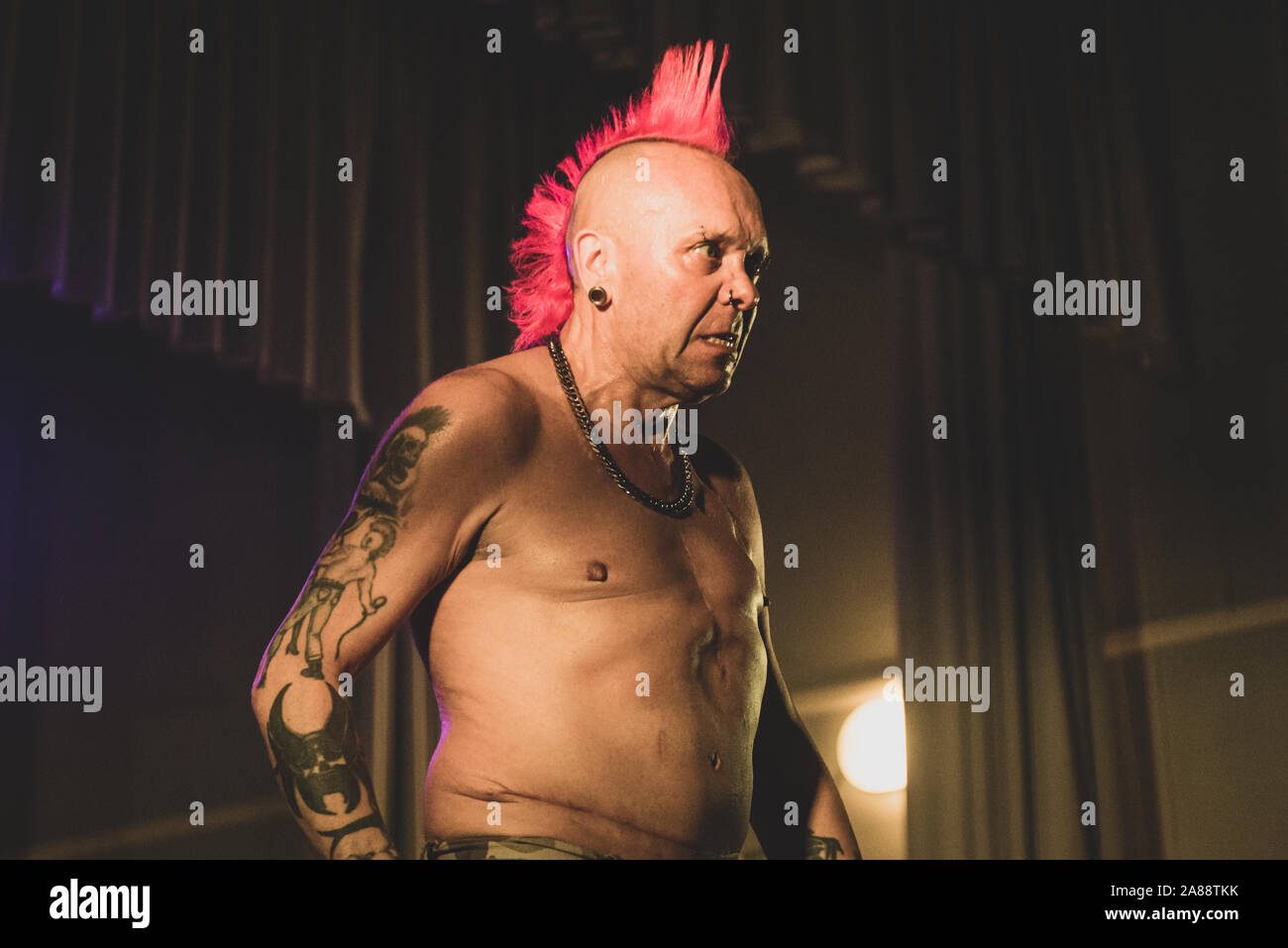SPAZIO POLIVALENTE, CARAMAGNA PIEMONT, ITALIEN - 2019/11/06: Der schottische Punk Rock Sänger Walter'Wattie Buchan', Frontmann der "ausgenutzt" Band, die live auf der Bühne Stockfoto