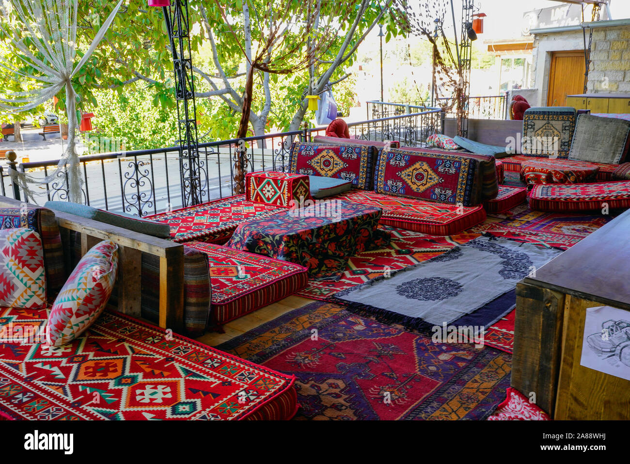 Chillout Sitzbereich auf türkische Matten und Teppiche mit Sitzkissen  verstreut in der Mittagssonne türkische Stockfotografie - Alamy