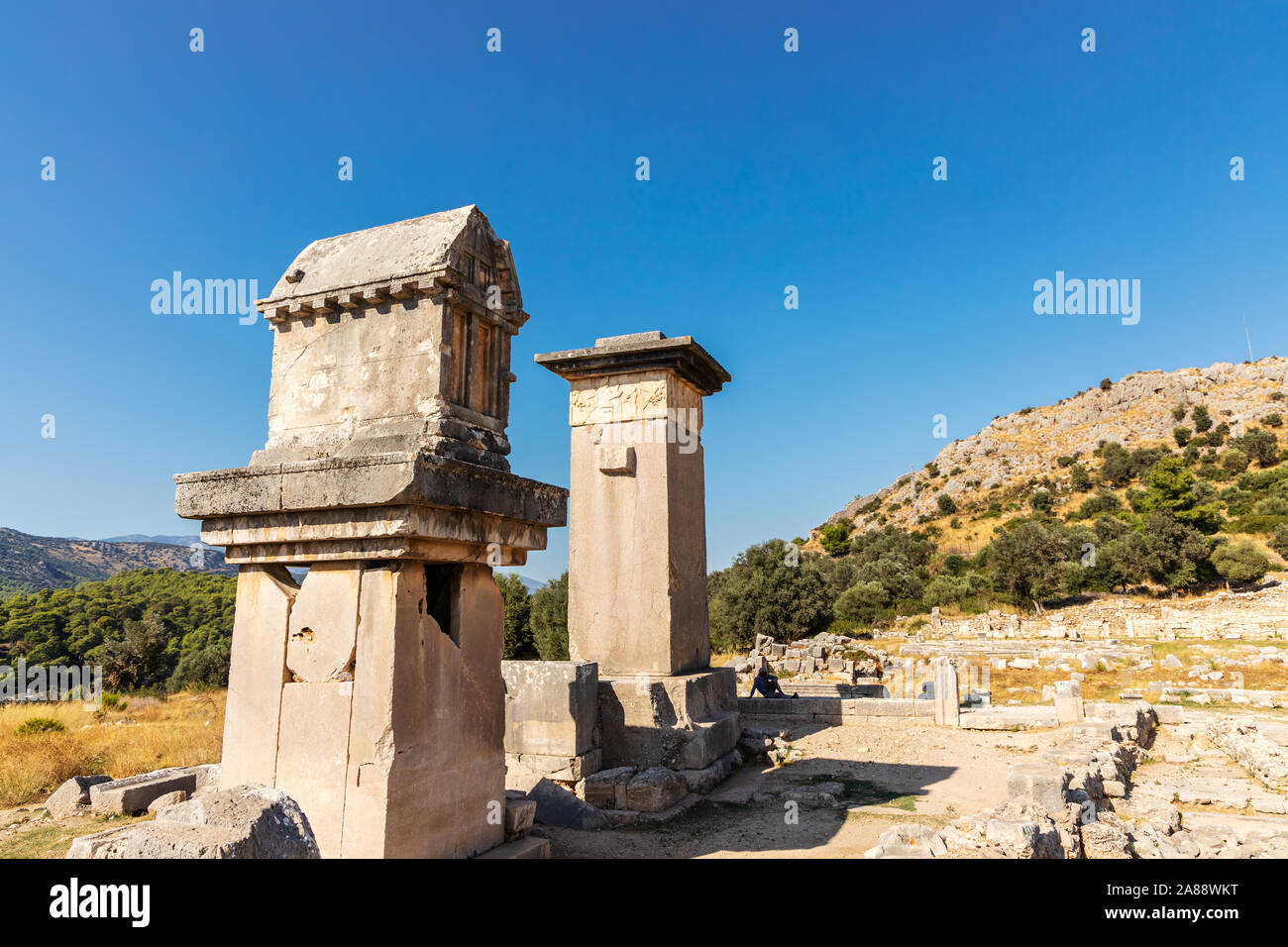 Säule Gräber in Xanthos ("harpy Grab' auf der rechten Seite) antike Stadt Lykien in der Provinz Antalya in der Türkei. Stockfoto