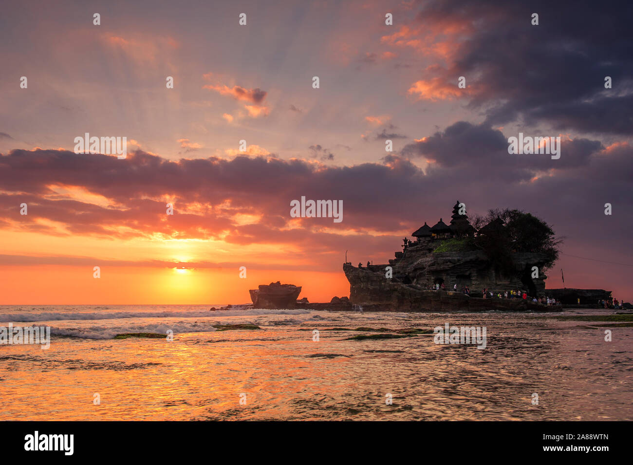 Sonnenuntergang am Pura Tanah Lot Tempel, Bali, Indonesien Stockfoto