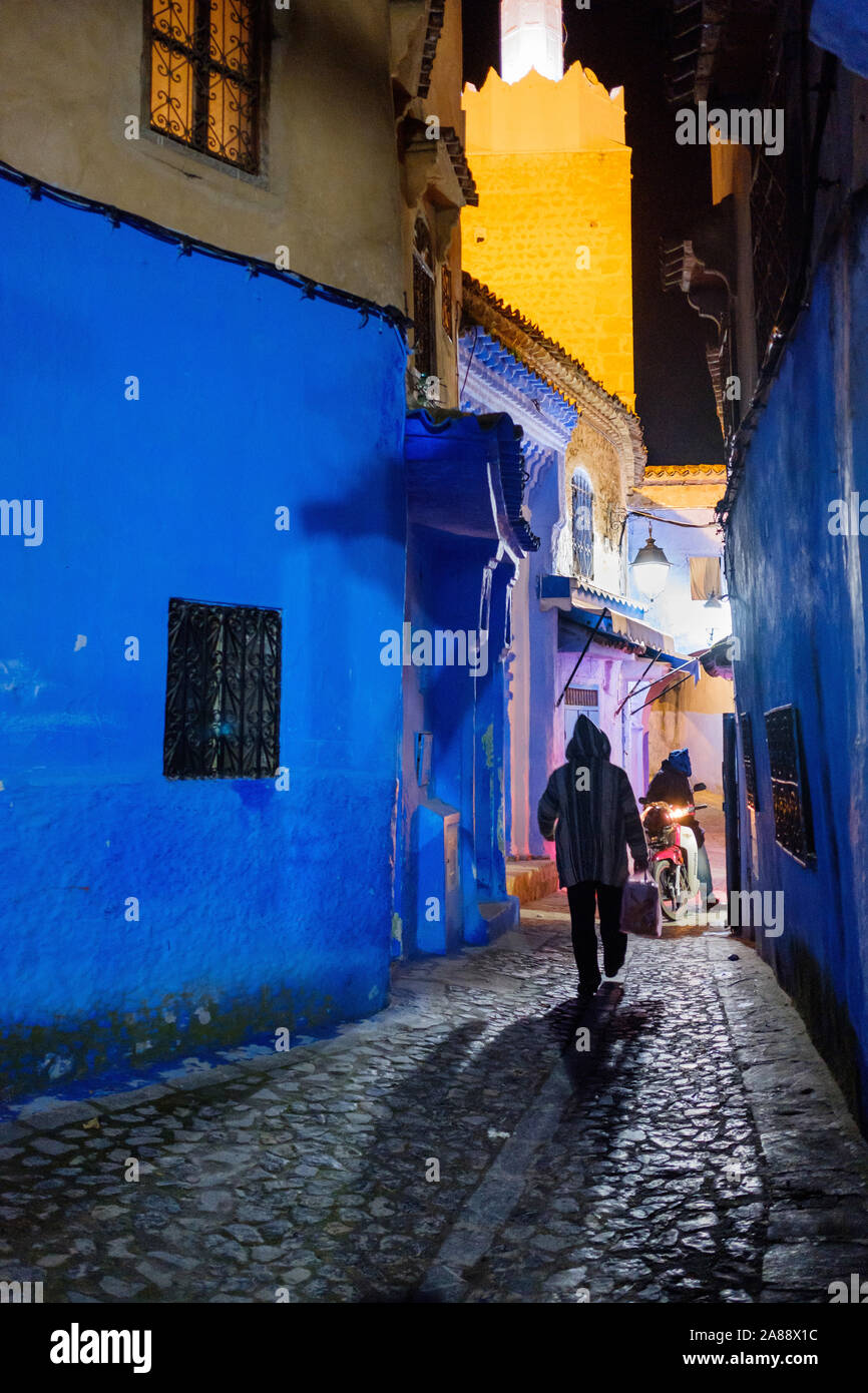Marokko: Chefchaouen, die blaue Stadt. Gasse in der Medina, der Altstadt, am Abend Stockfoto