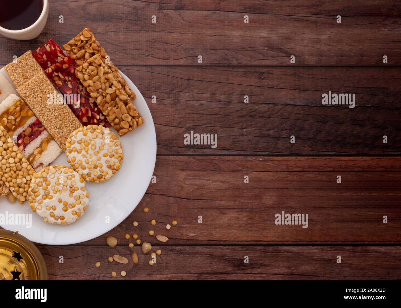 Al Mawlid al Nabawi traditionellen Süßigkeiten auf braunem Holz- Tabelle, Kopieren Platz für Text Stockfoto
