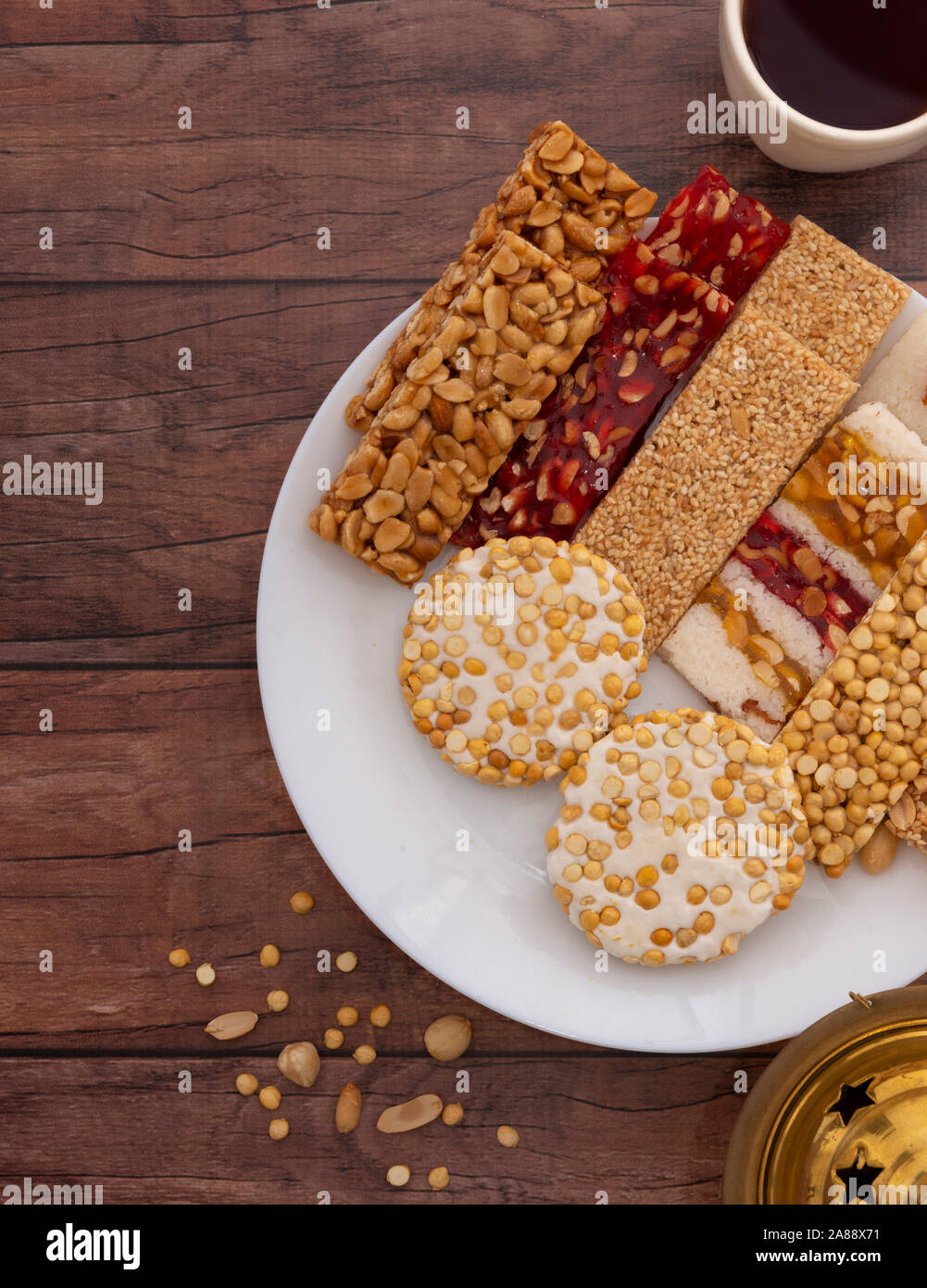 Al Mawlid al Nabawi traditionellen Süßigkeiten auf Braune Holztisch Stockfoto