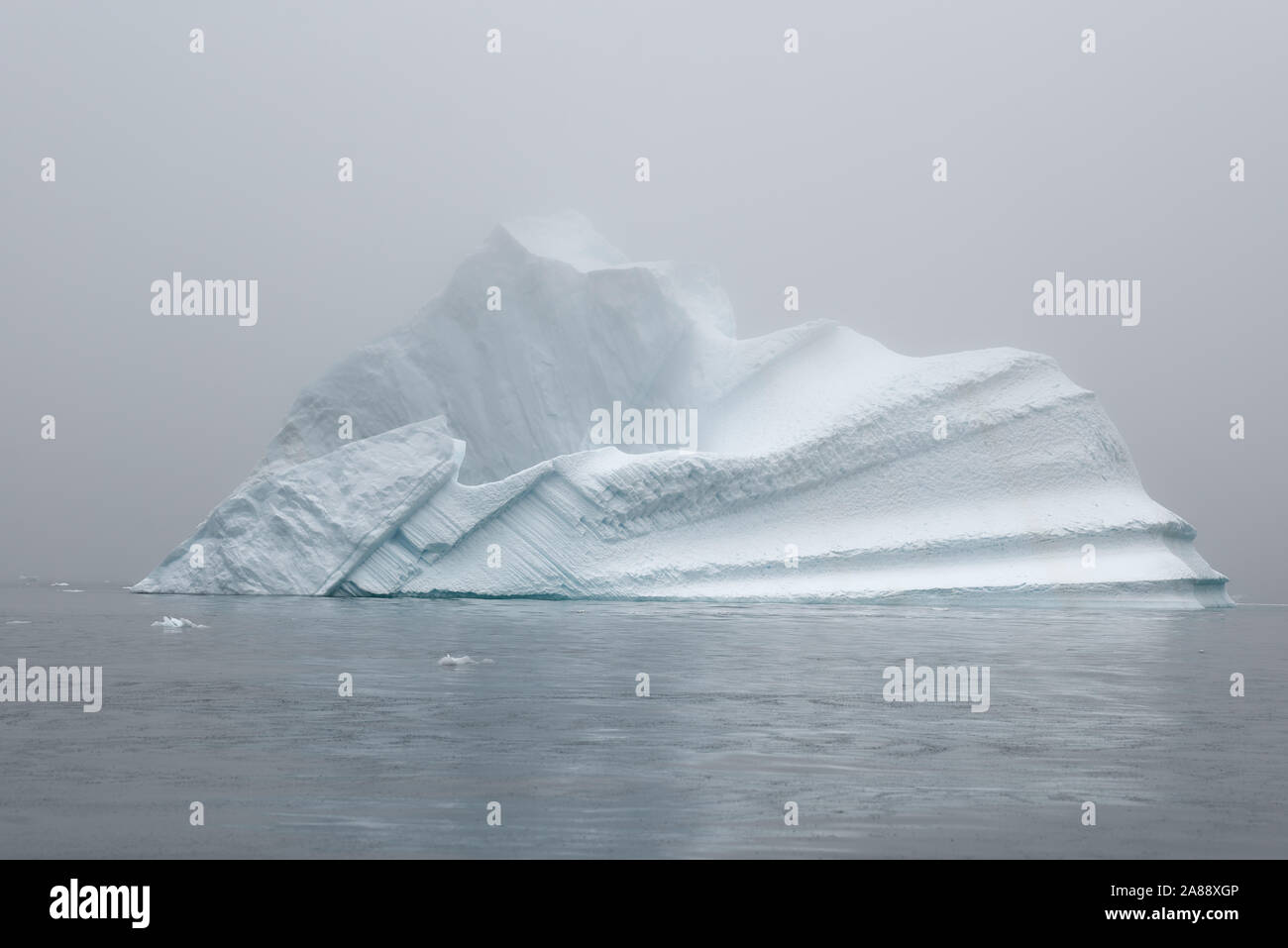 Herbst im Øfjord, Scoresby Sund, Kangertittivaq, Grönland, Dänemark. Schwimmende Eisberge im Fjord im Herbst, Kangertittivaq, Ostgrönland Stockfoto